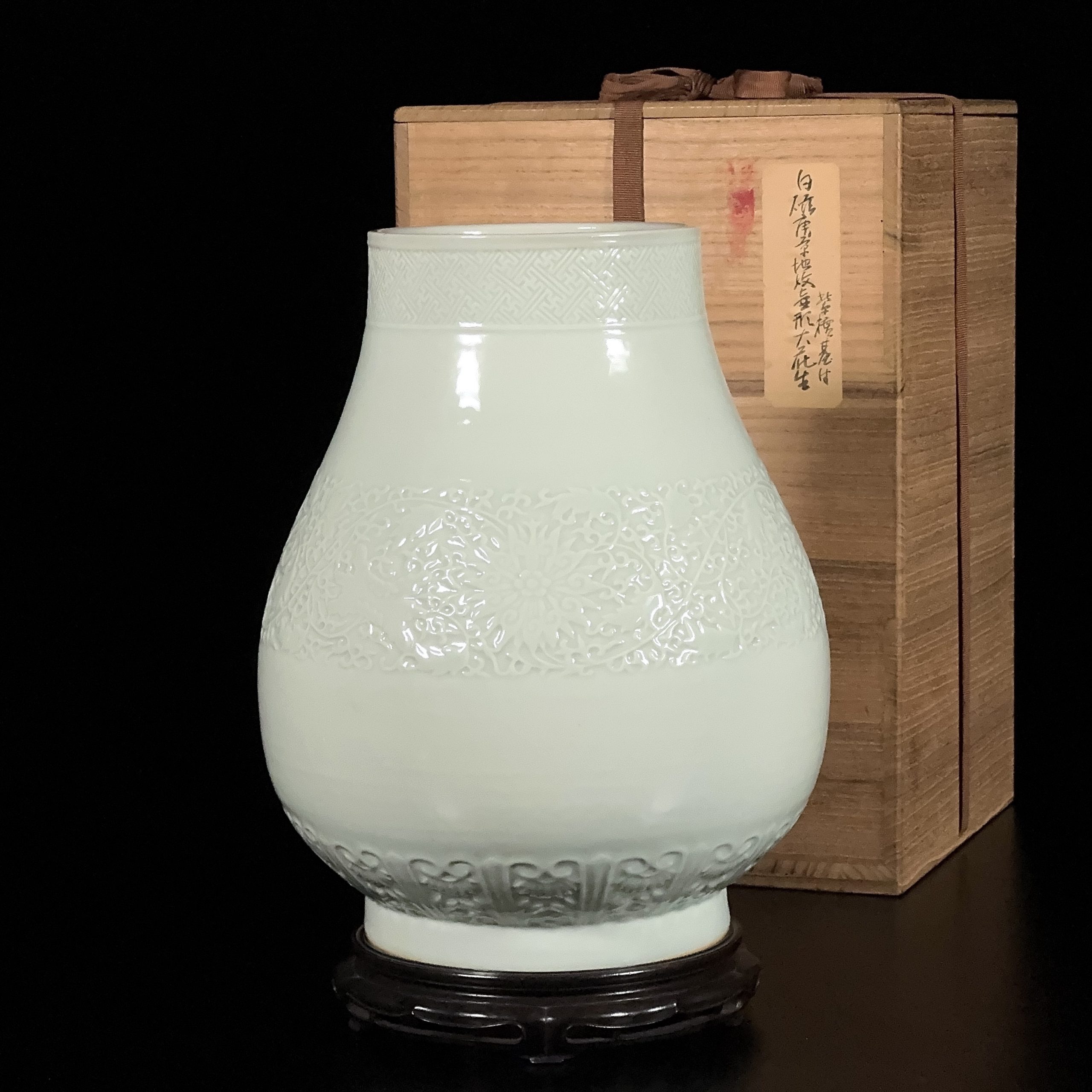 35130	清「大清康煕年製」款 白磁浮雕 蓮花紋 瓶