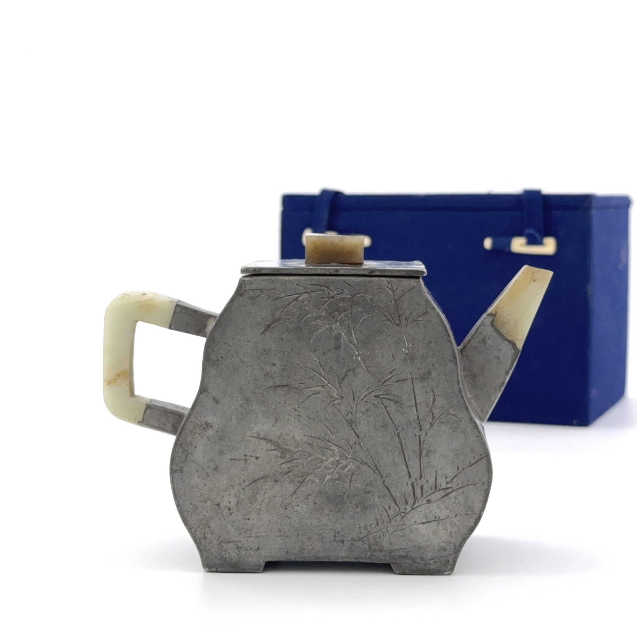 35135	在銘 錫包紫砂 刻竹詩文紋 執壺