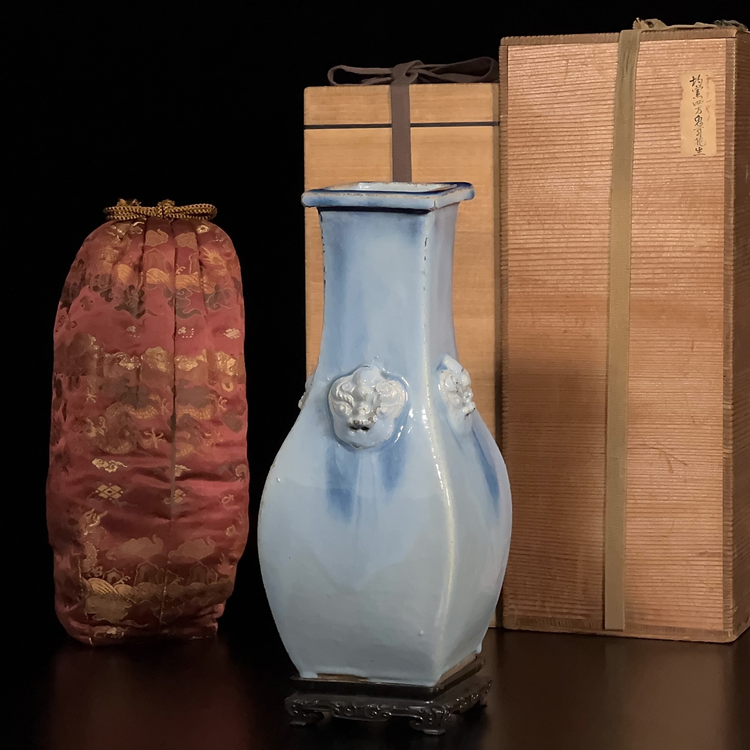 35137	清 宜興鈞釉 獅子耳瓶