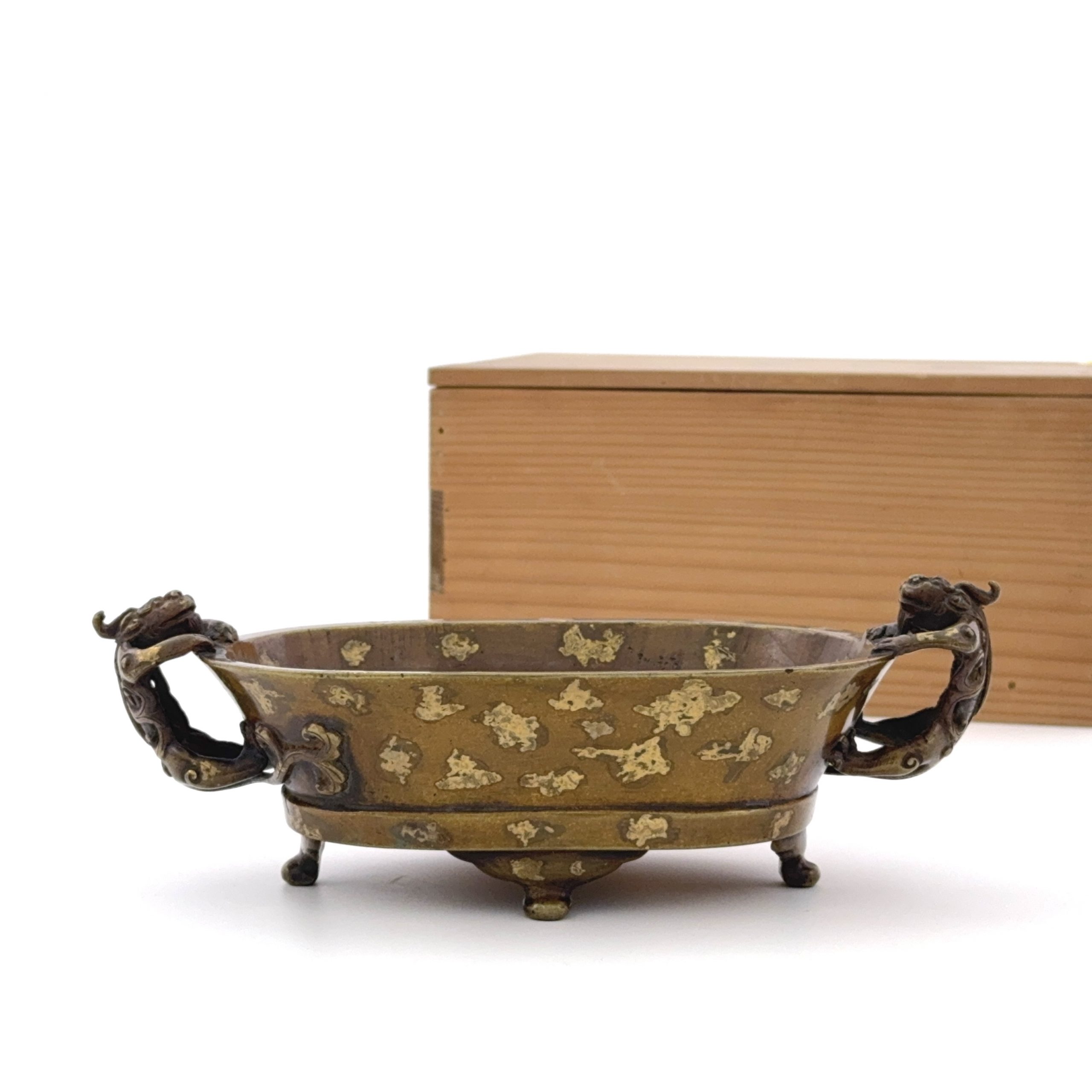 35158	十七世紀「大明宣徳年製」款 銅點金 龍耳爐