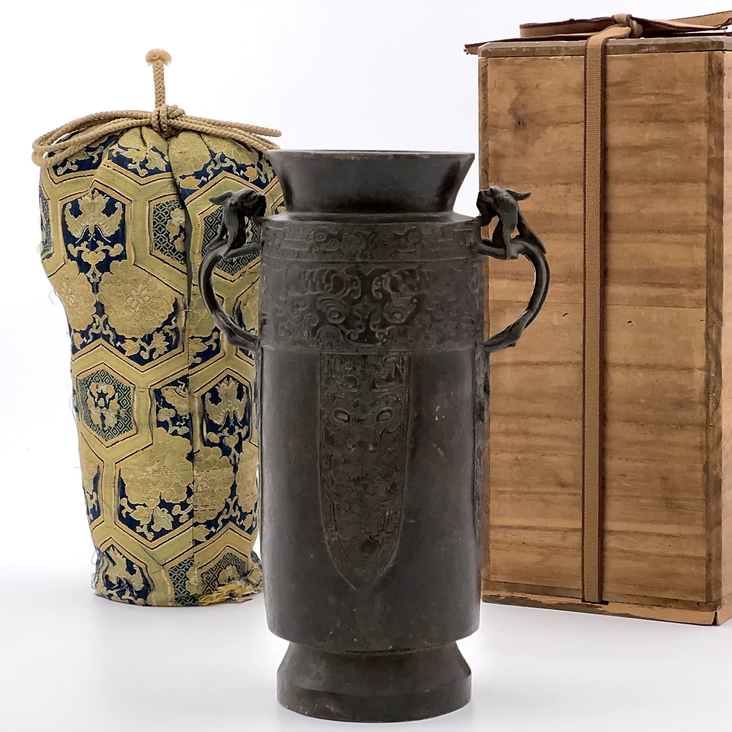 35166	明 銅 饕餮文字紋 龍耳瓶