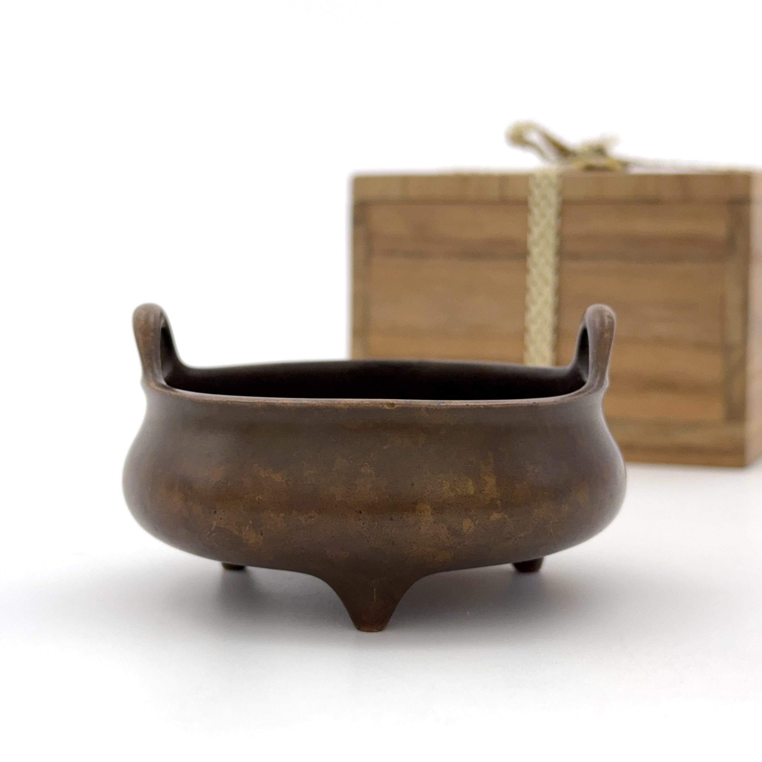 35167	明末清初「大明宣徳年製」款 銅灑金 冲天耳爐