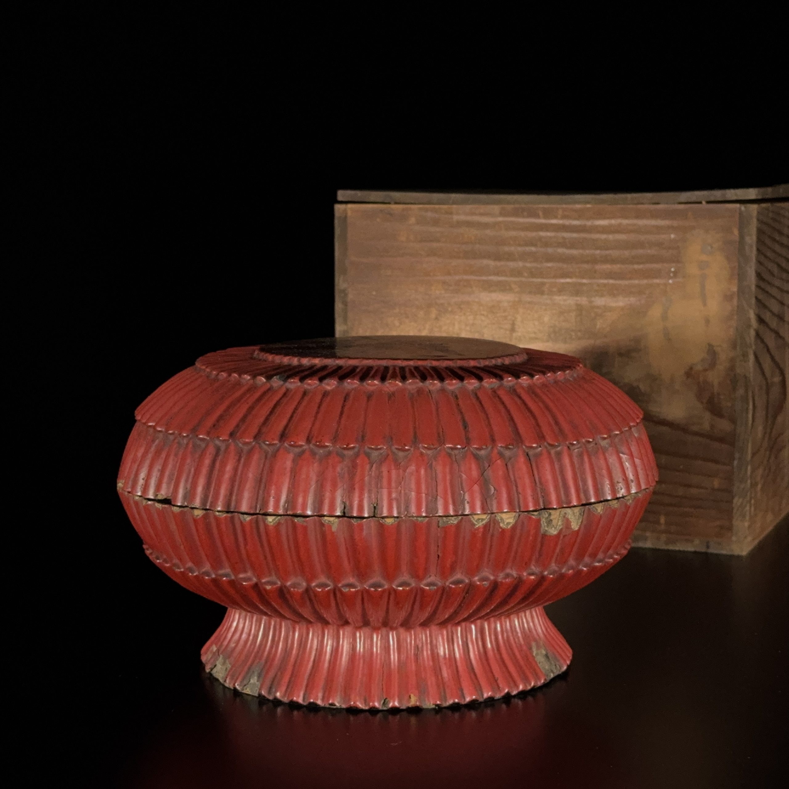 35173	元/明 朱漆 山水人物紋 輪花盒