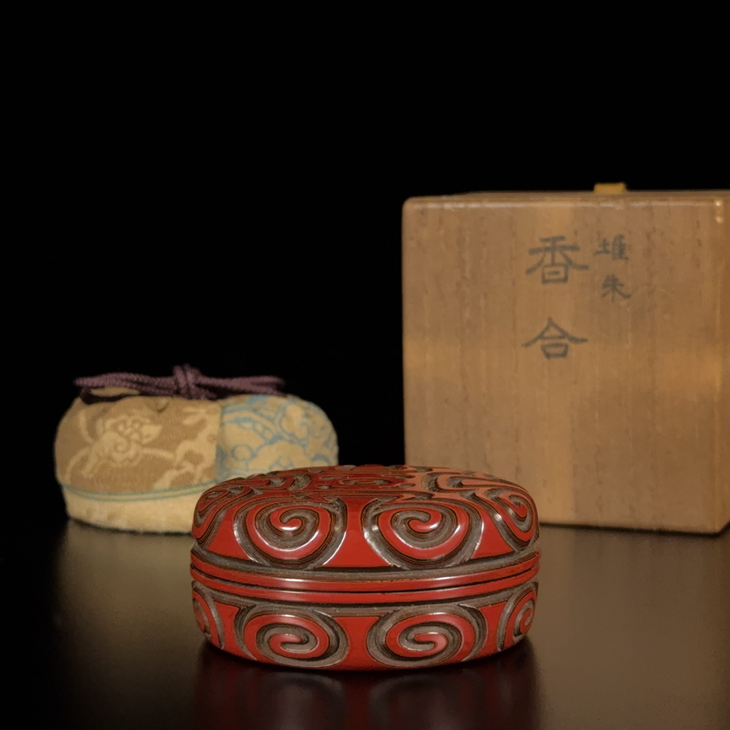 35175	明 剔犀雕 如意雲紋 圓盒