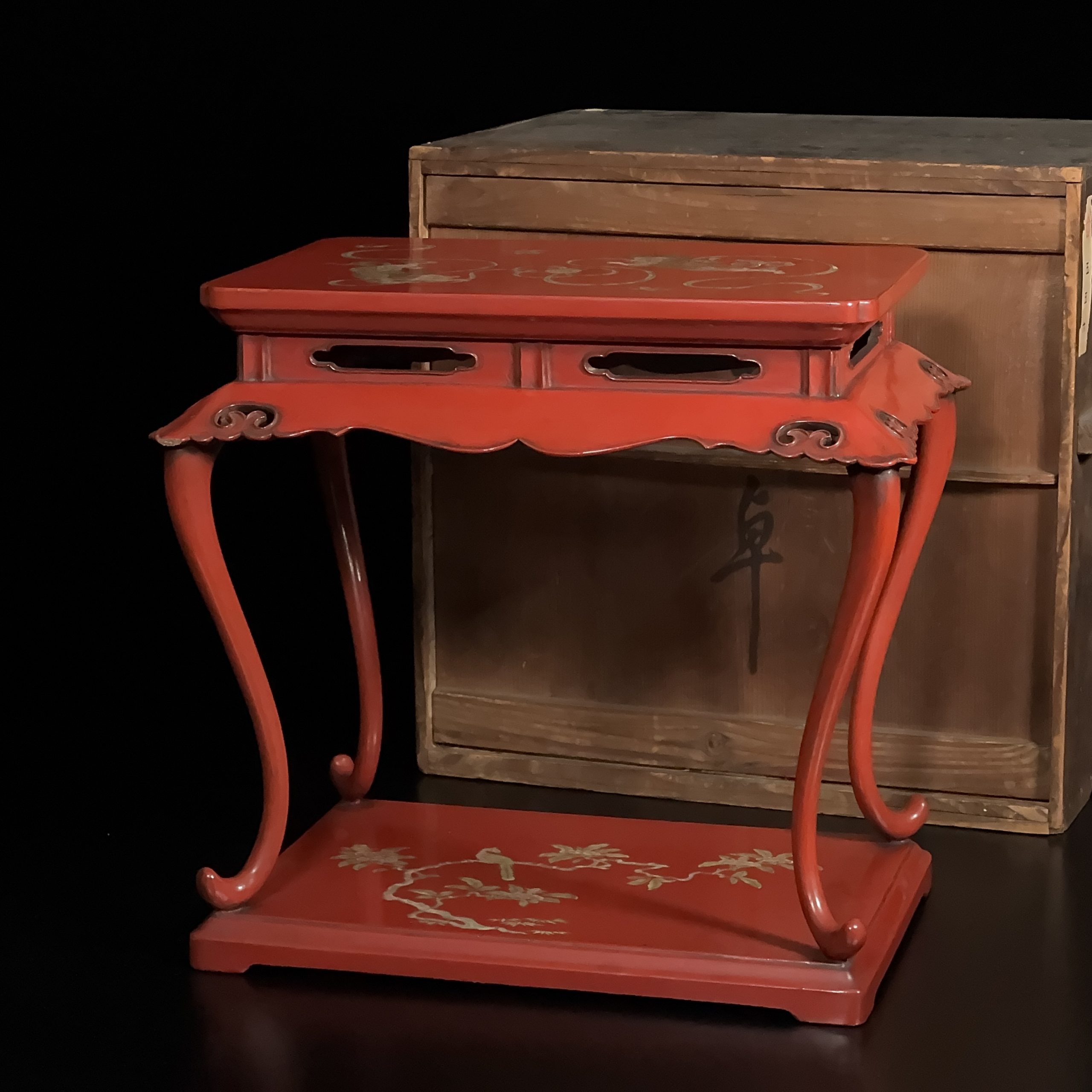 35179	清 朱漆嵌螺鈿 獅子紋 桌