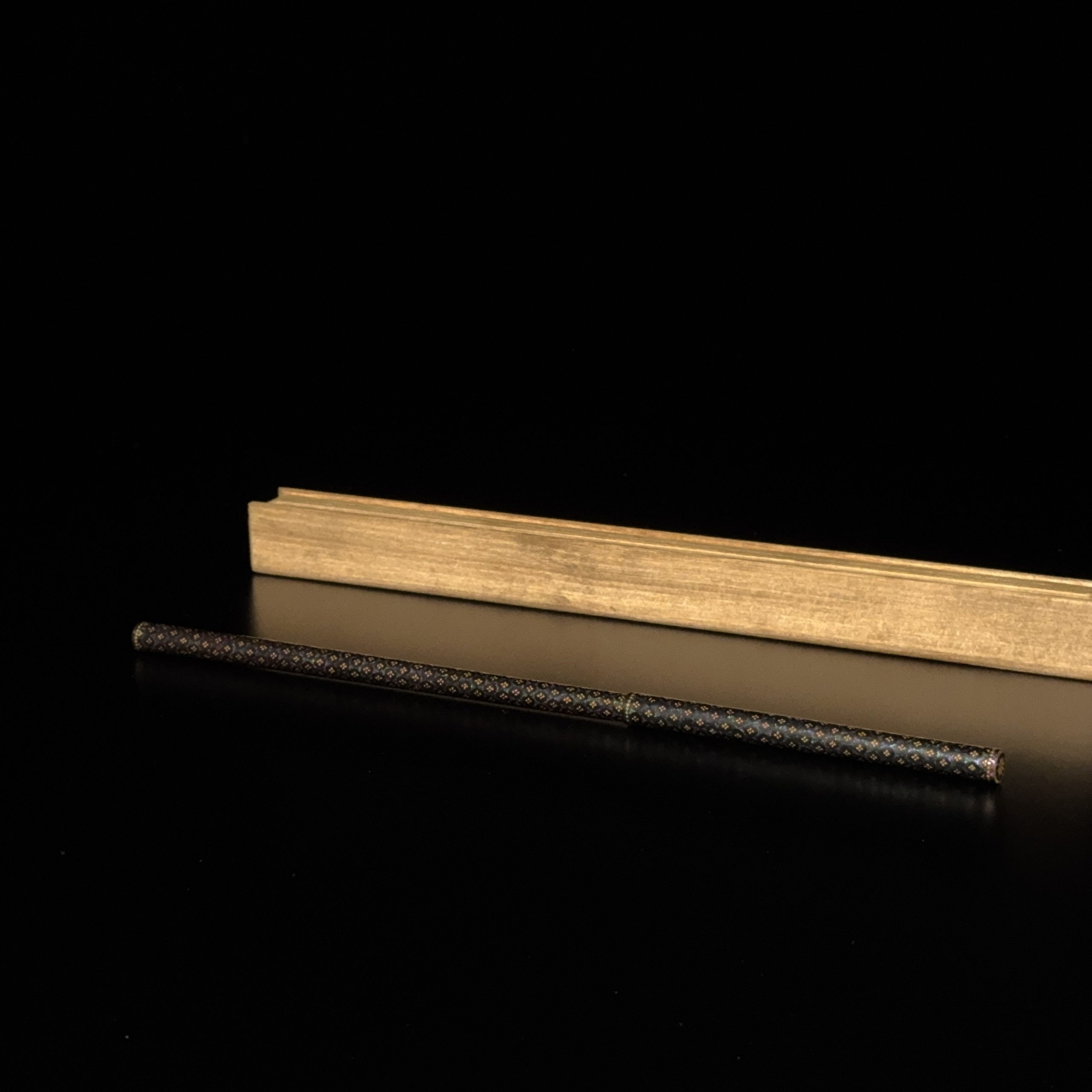 35180	清 黒漆嵌螺鈿 幾何紋 筆