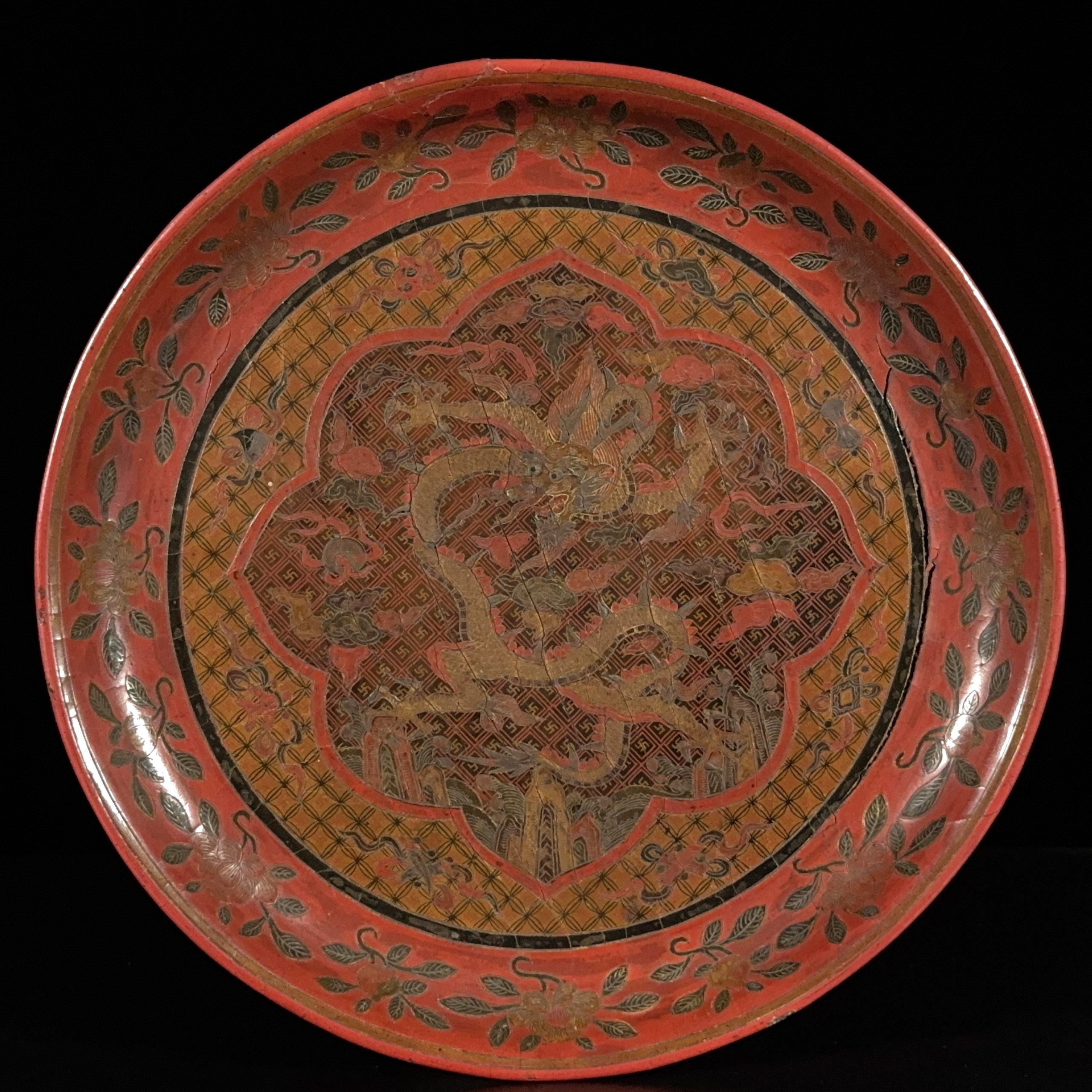 35182	明萬暦「大明萬暦年製」款 填彩漆雕 雲龍紋 盤