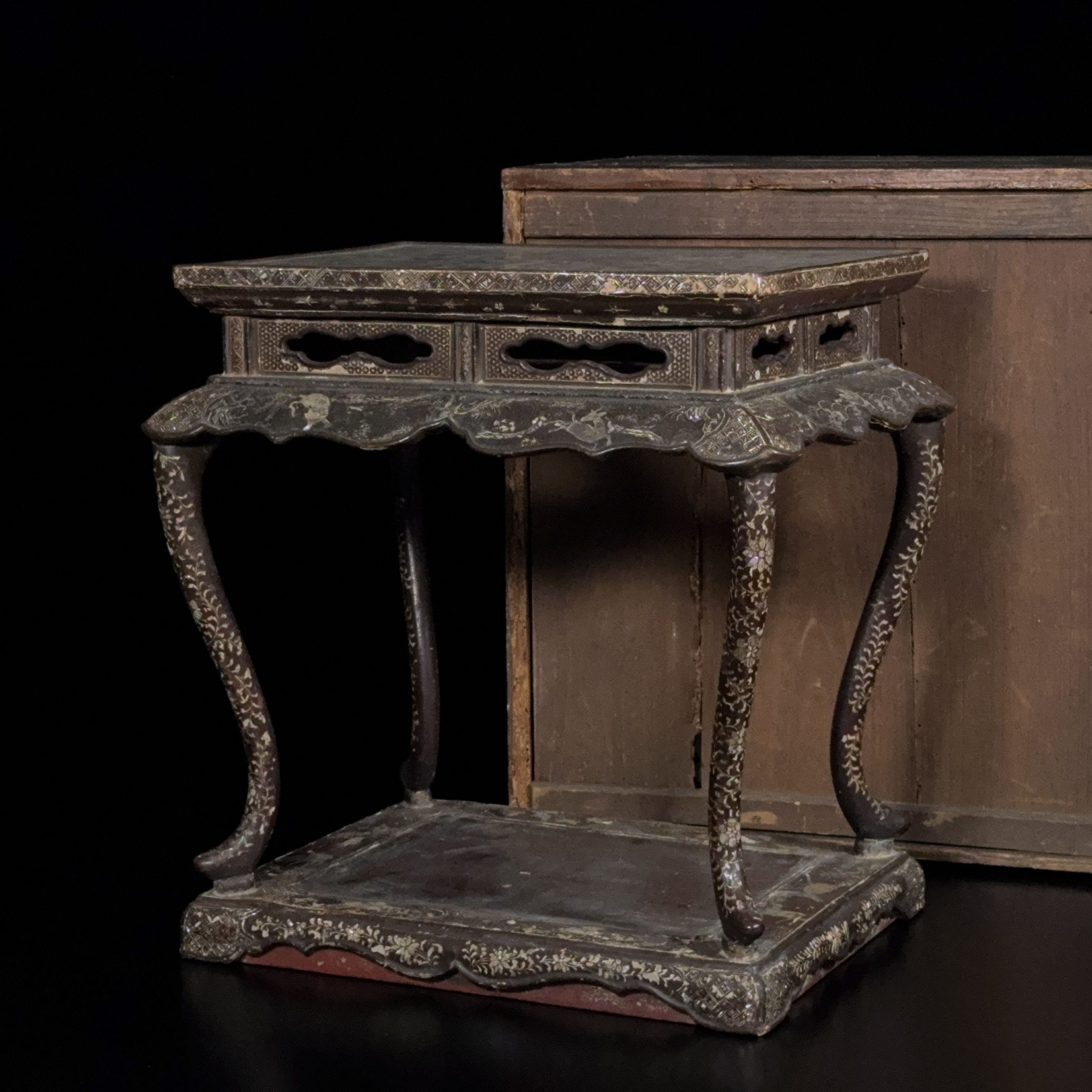 35184	明 黒漆嵌螺鈿 楼閣人物紋 桌