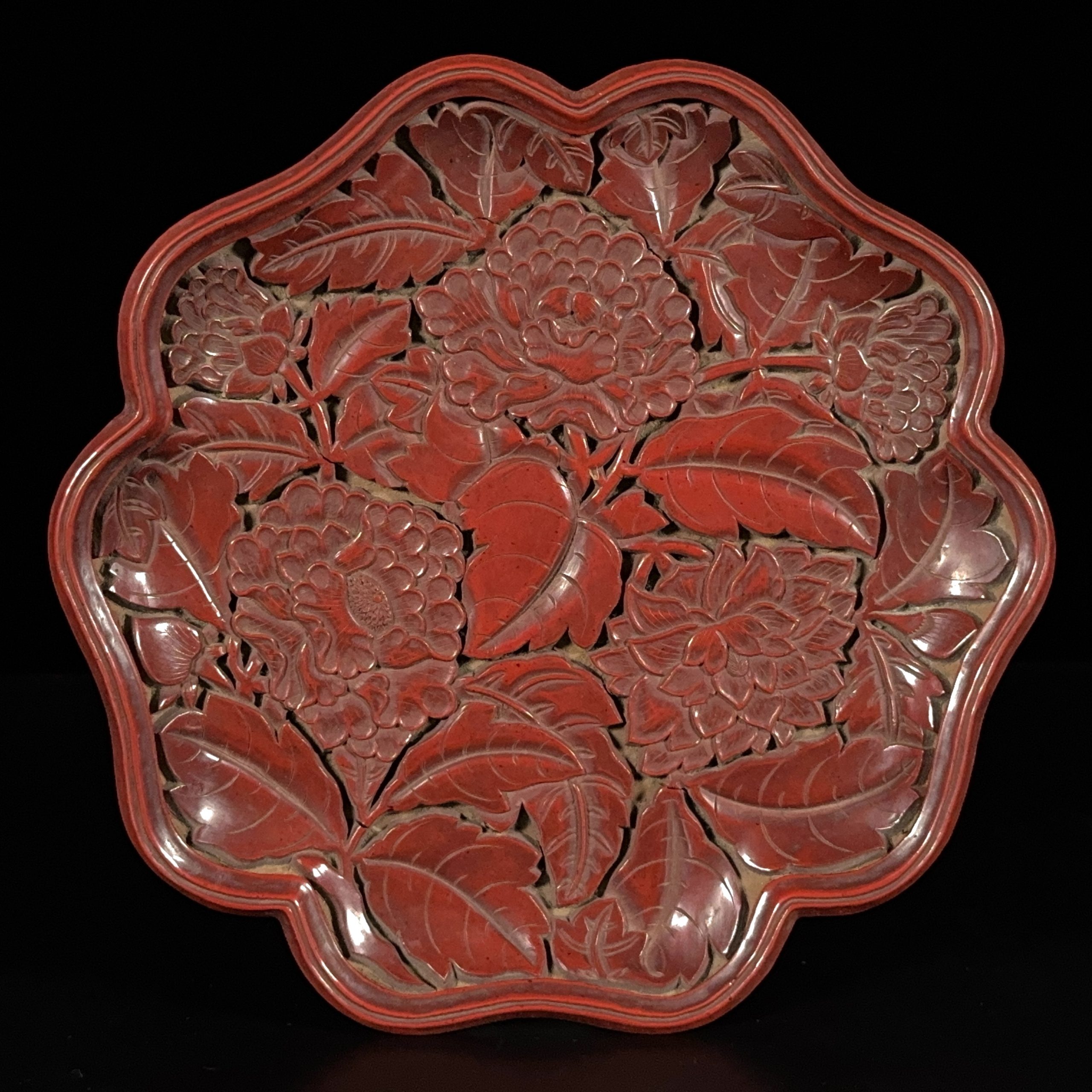 35188	明初 剔紅雕 花紋 輪花盤