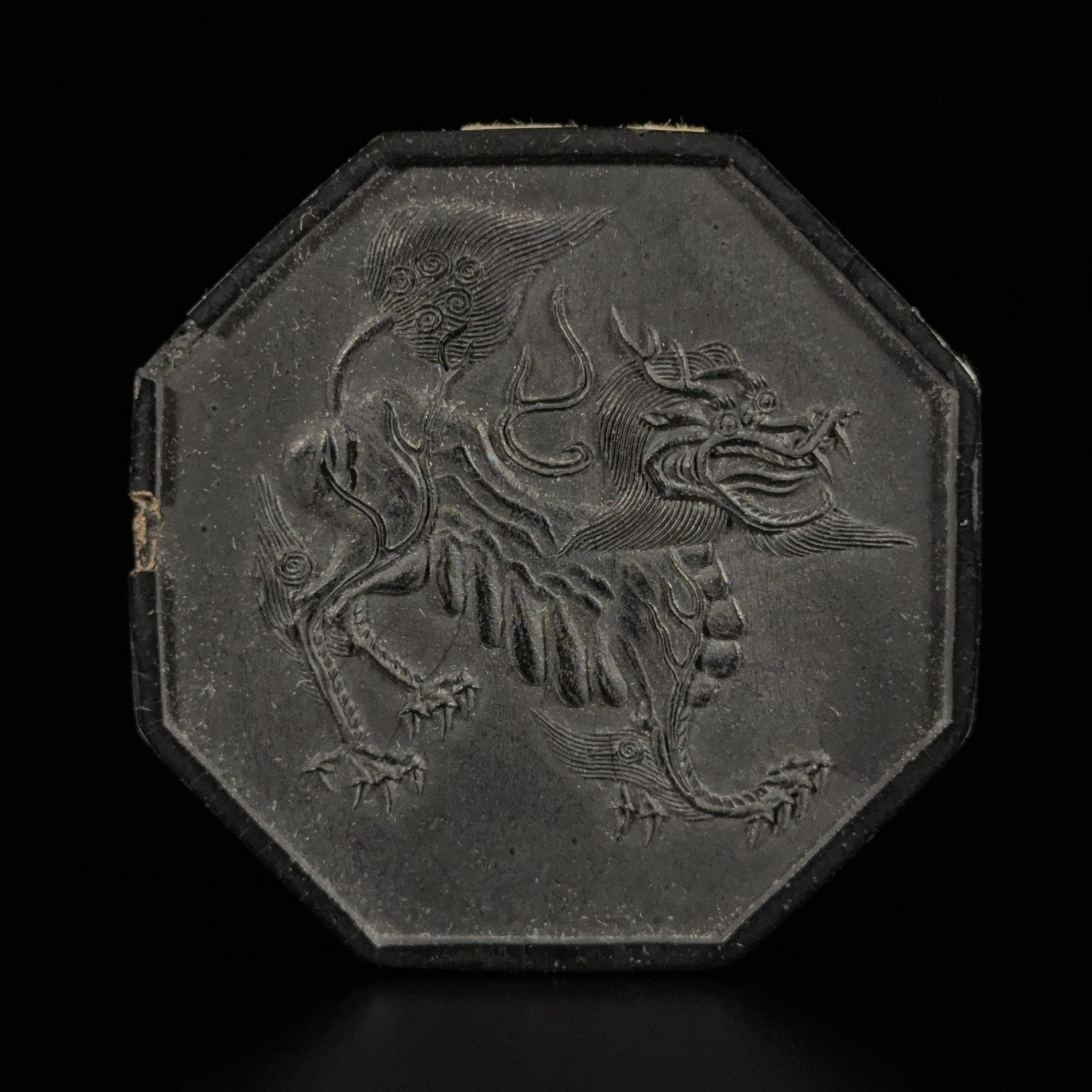 35019	在銘 麒麟紋 八角古墨  Lot1～53秦峰男収蔵品