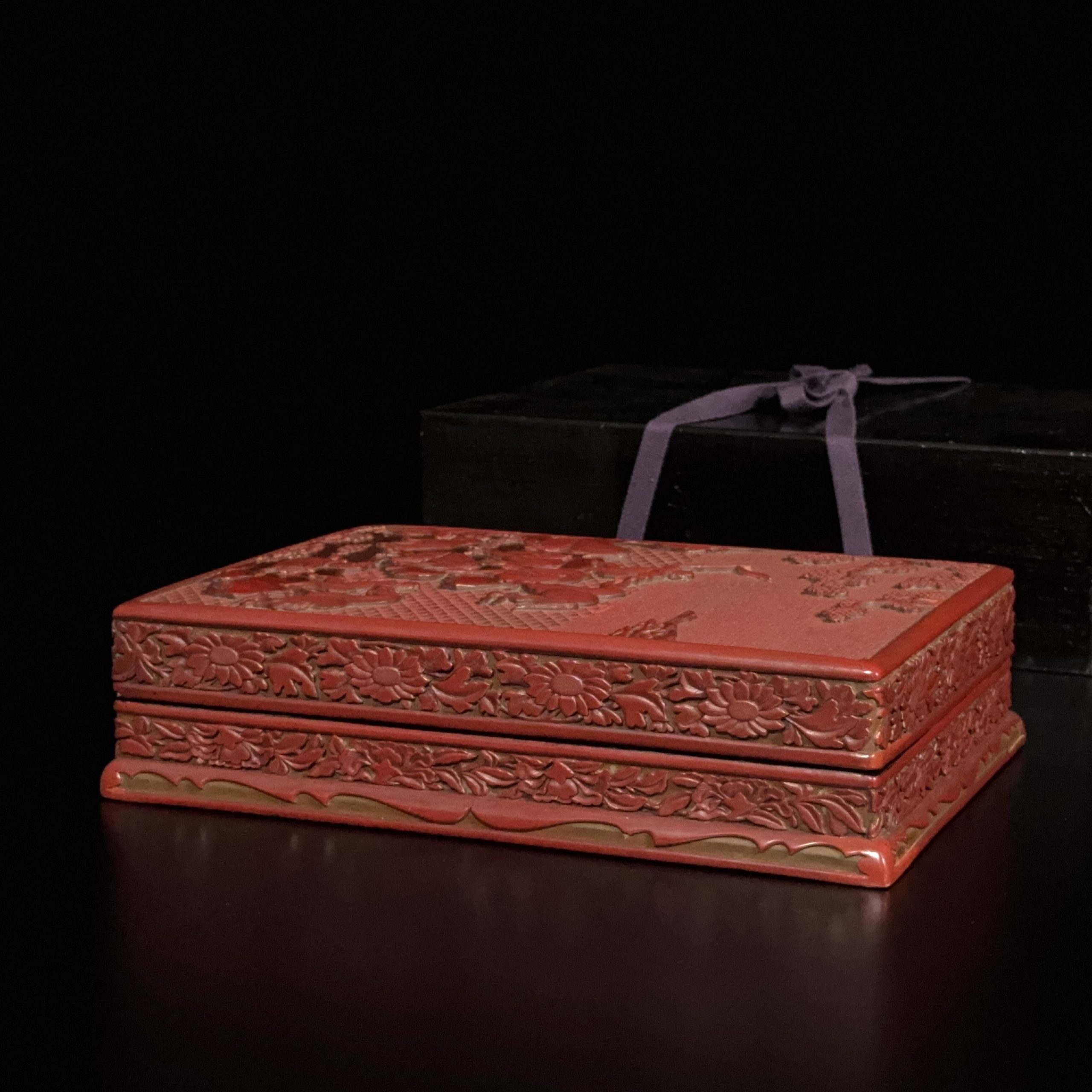 35190	明 剔紅雕 馬人物紋 長方盒