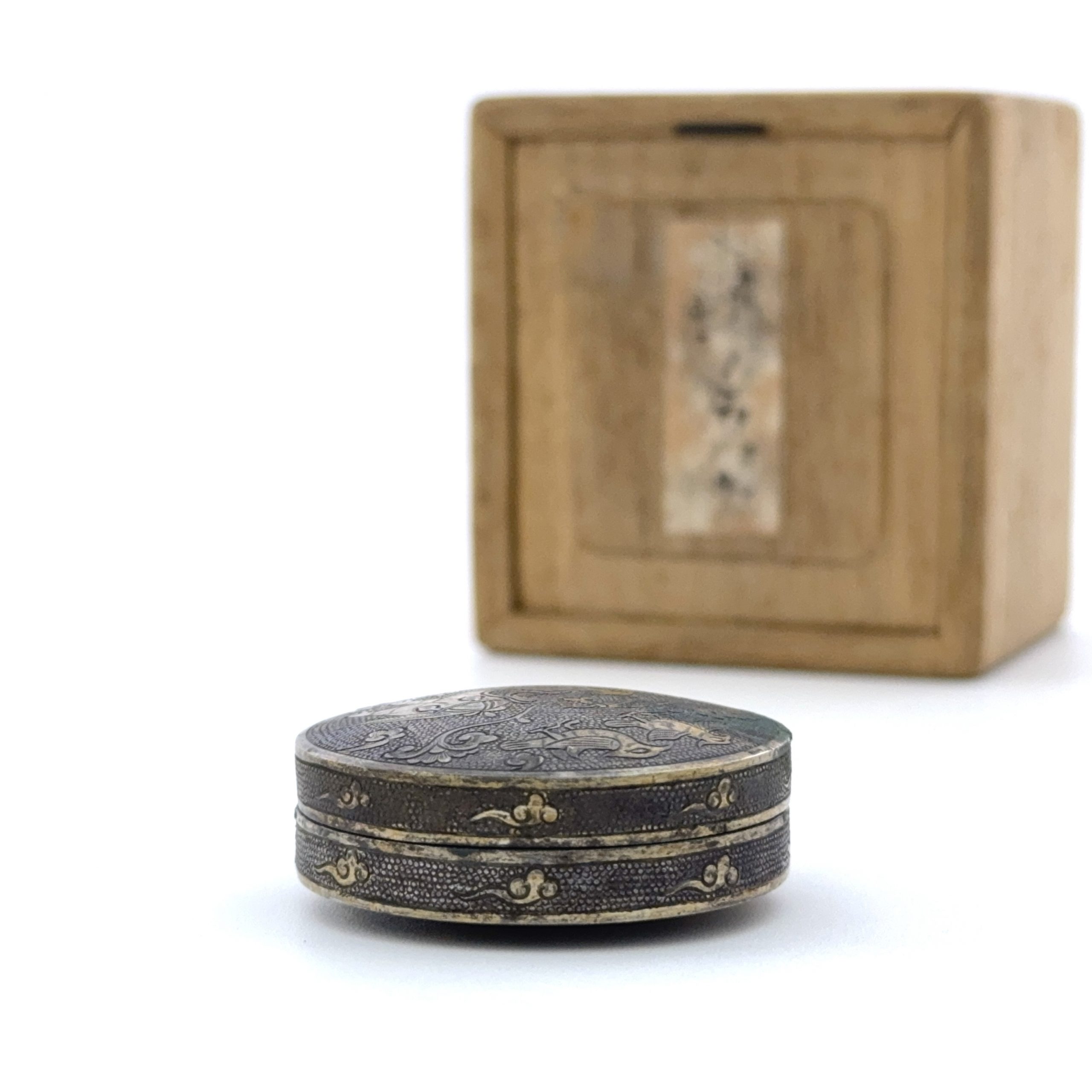 35002	唐 銀鎏金 象人物紋 圓盒  Lot1～53秦峰男収蔵品