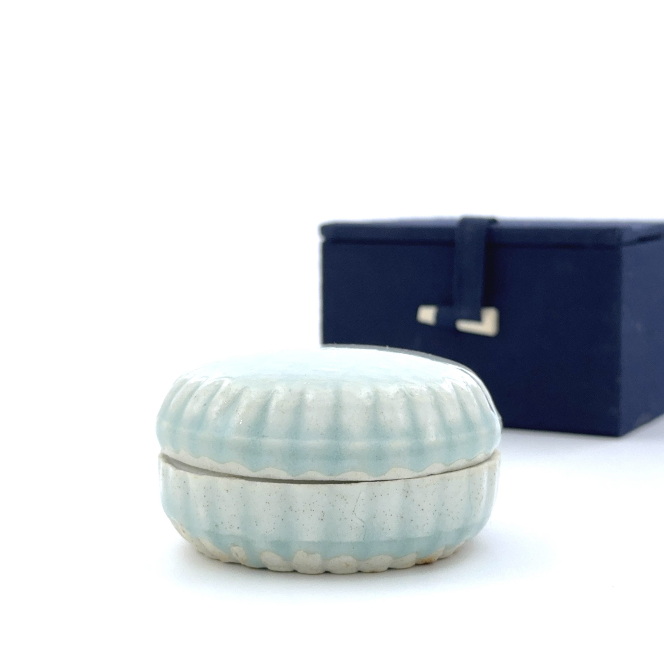 35003	南宋 青白磁 幾何紋 輪花蓋盒  Lot1～53秦峰男収蔵品