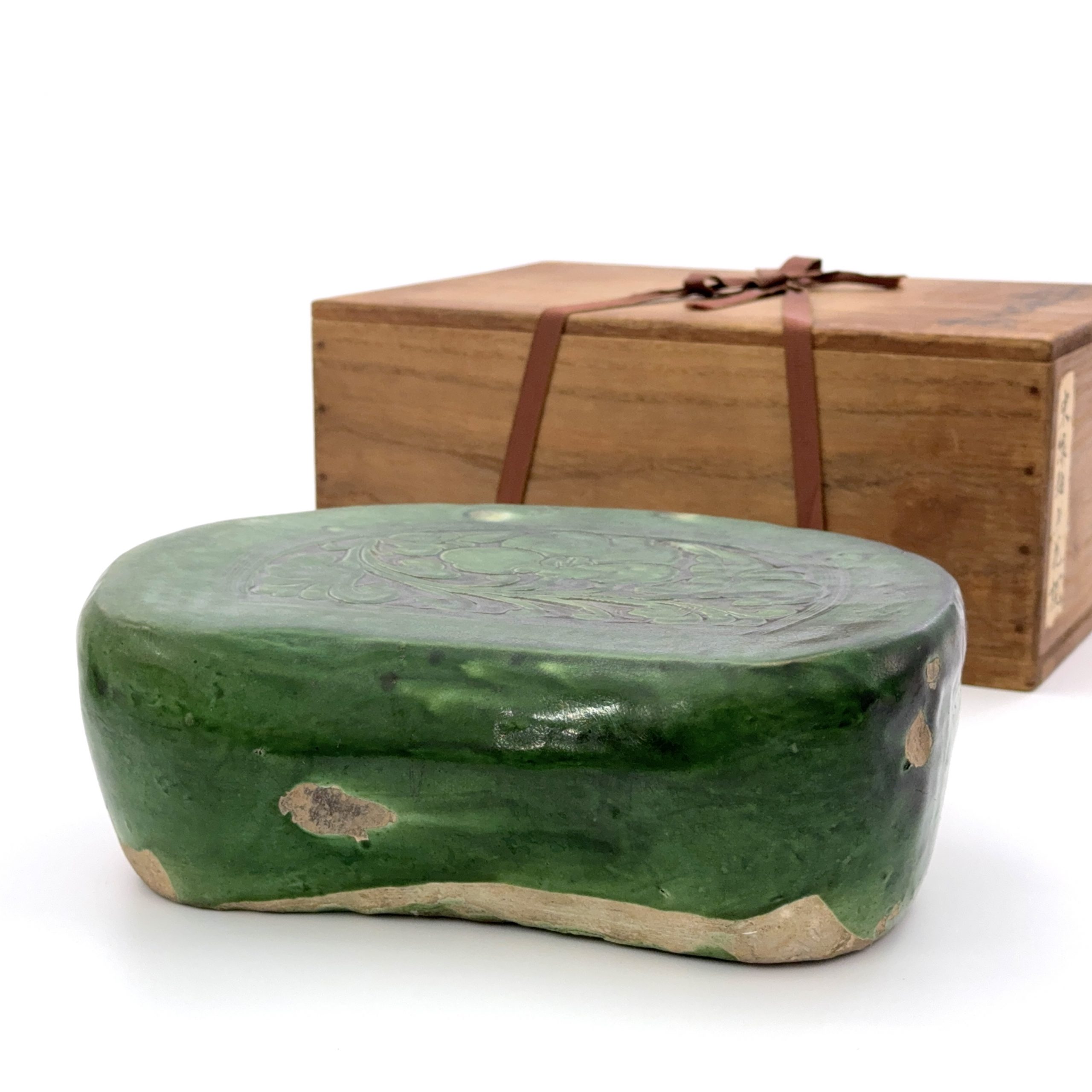 35035	宋 磁州窯緑釉 刻花紋 枕  Lot1～53秦峰男収蔵品