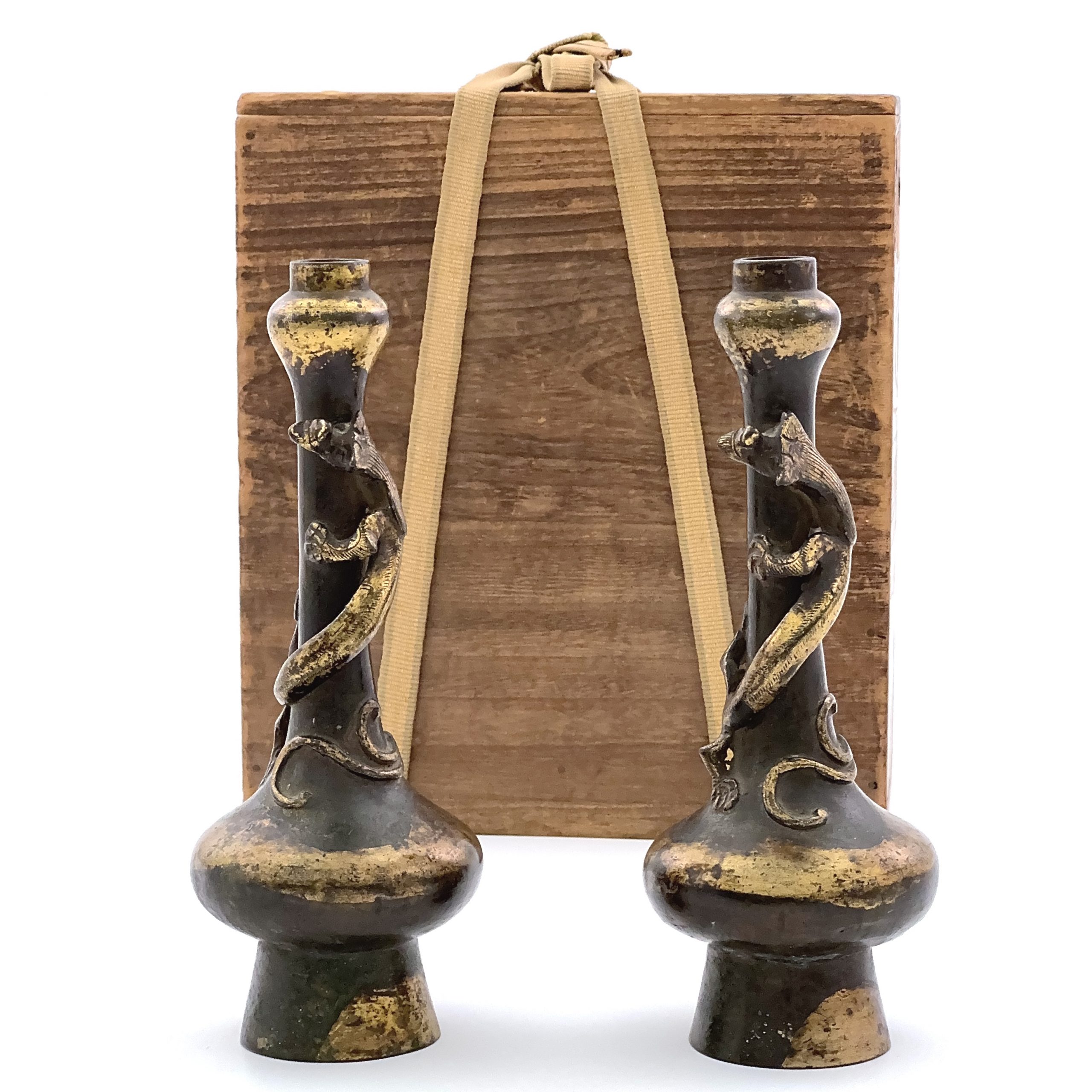 35040	明 銅局部鎏金 龍紋 瓶 一対  Lot1～53秦峰男収蔵品