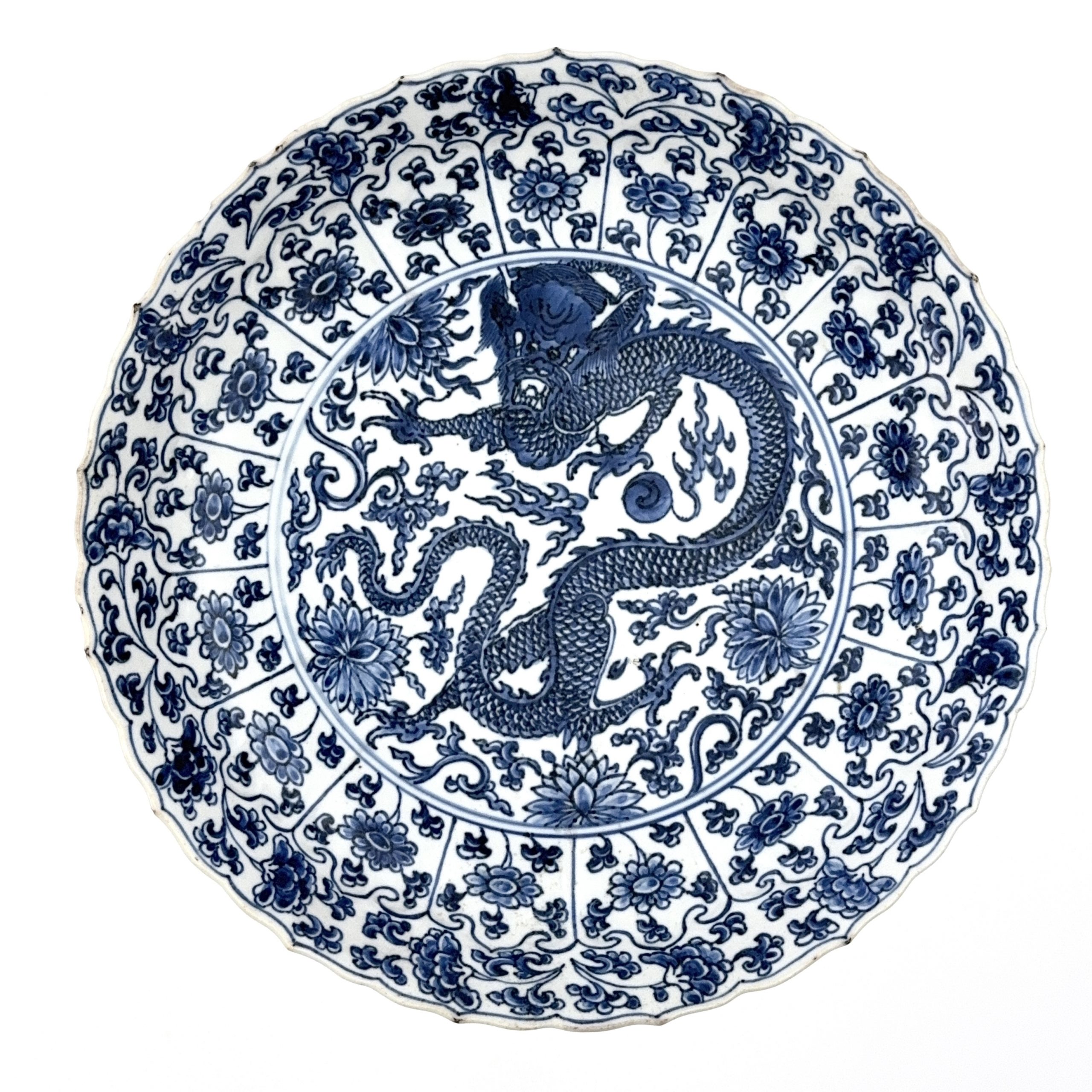 35078	清康煕「大明宣徳年製」款 青花 龍図 輪花盤