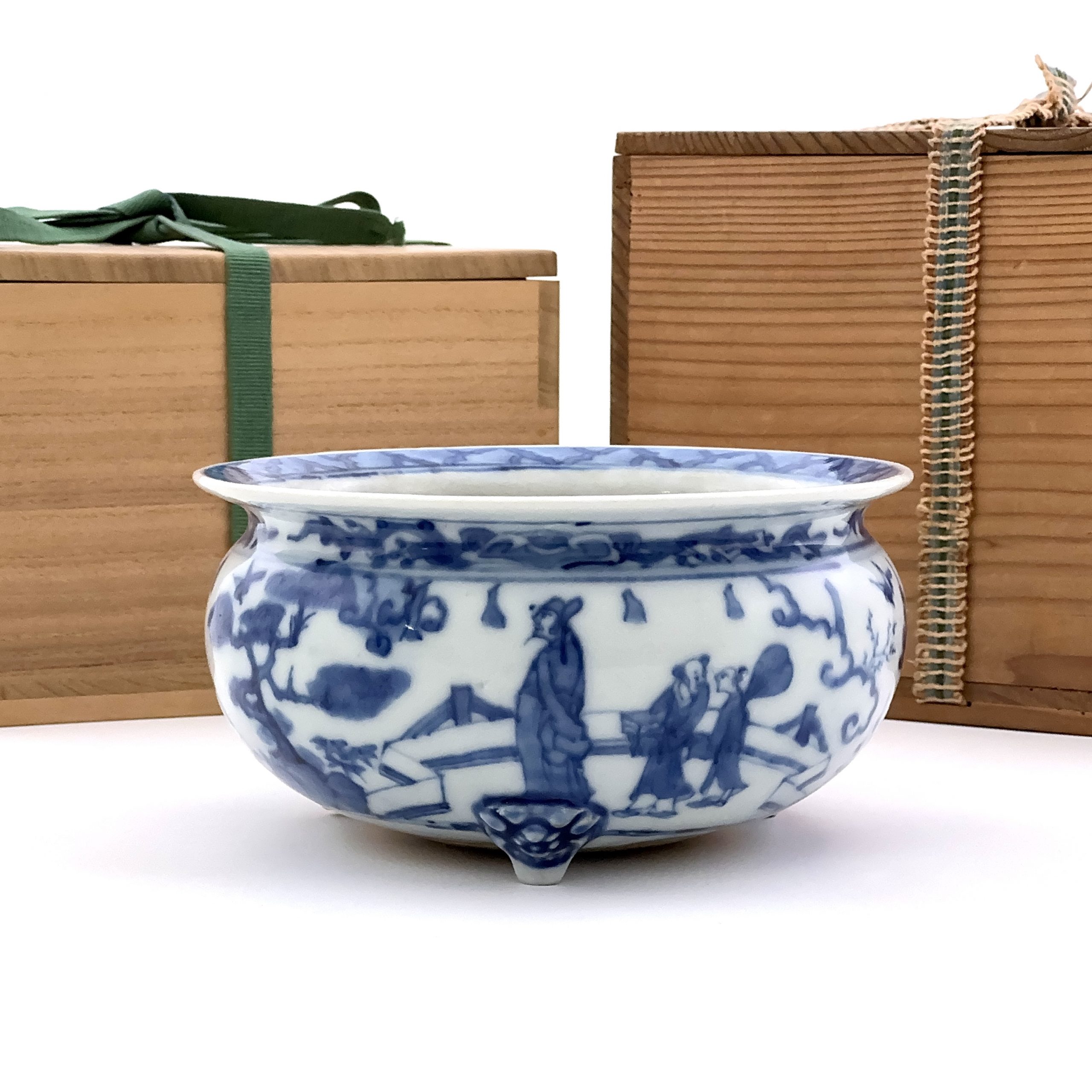 35093	明 青花 山水人物図 三足爐