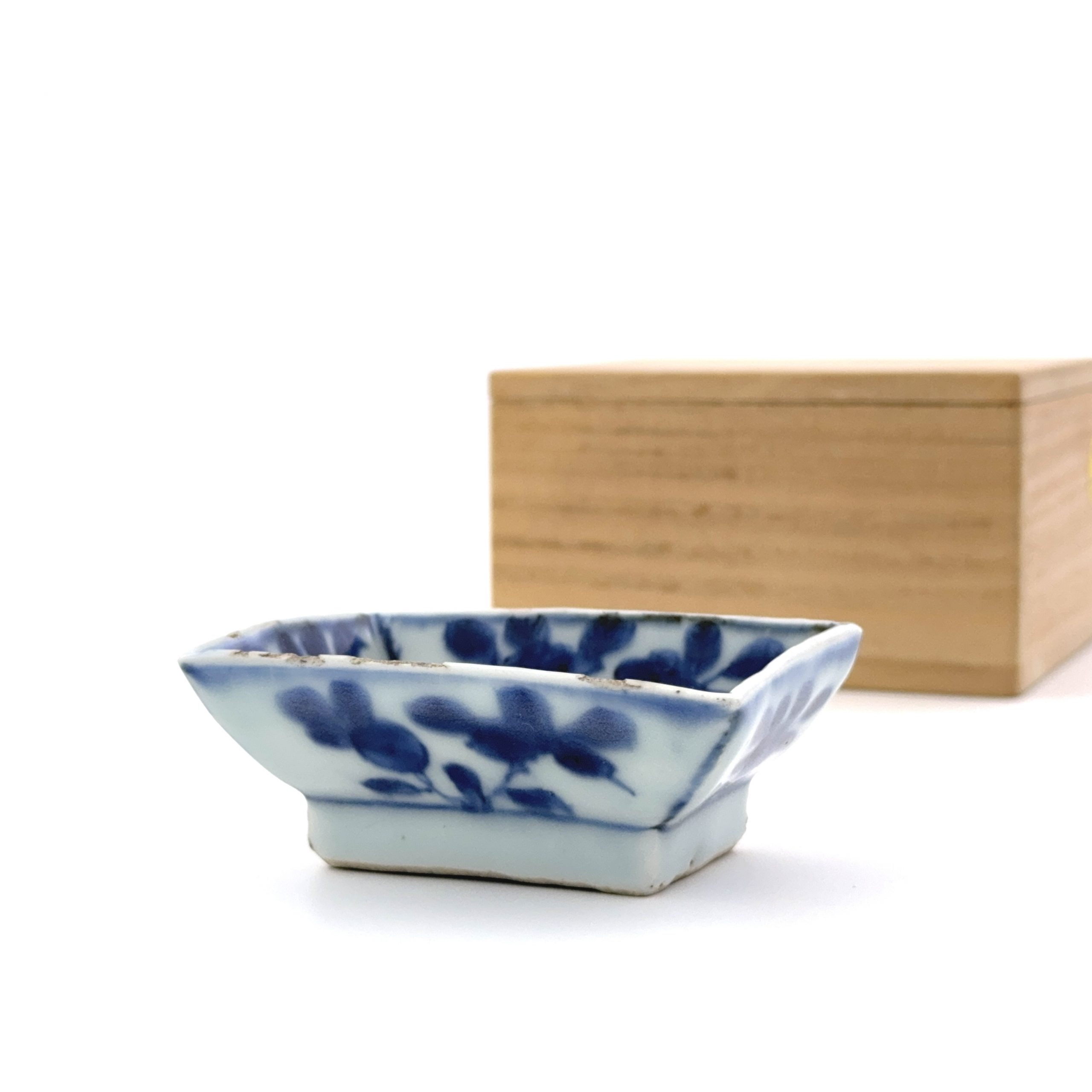 35098	「大明萬暦年製」款 青花 花図 長方盤