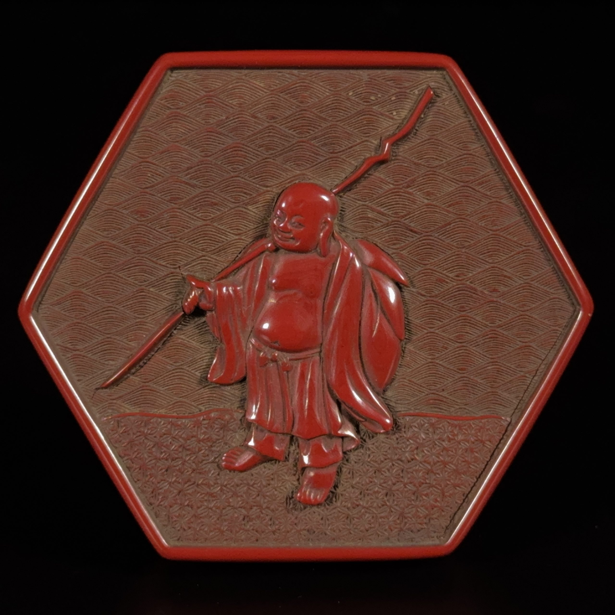 35191	明 剔紅雕 布袋紋 六角盒