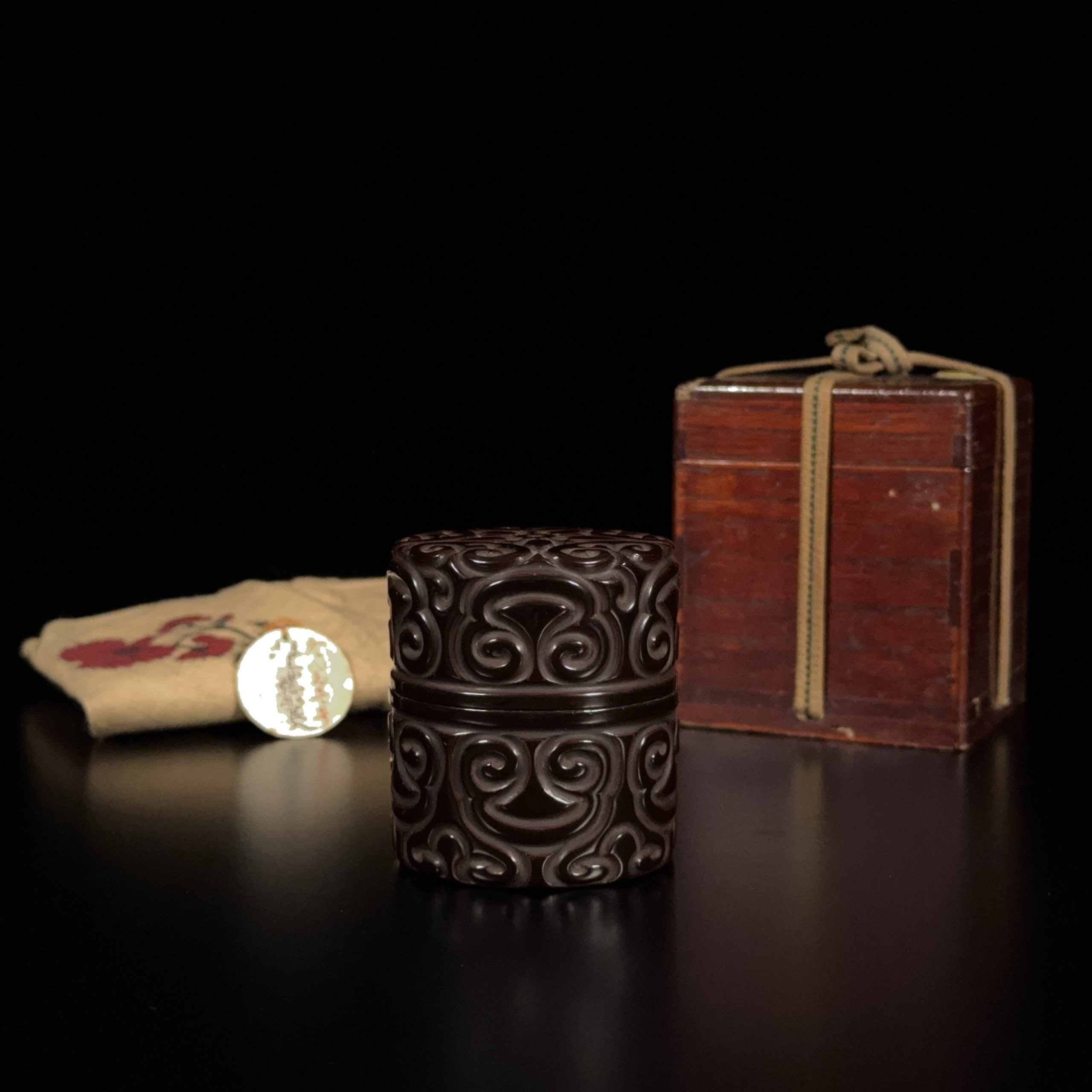 35193	明 剔犀雕 如意雲紋 蓋盒