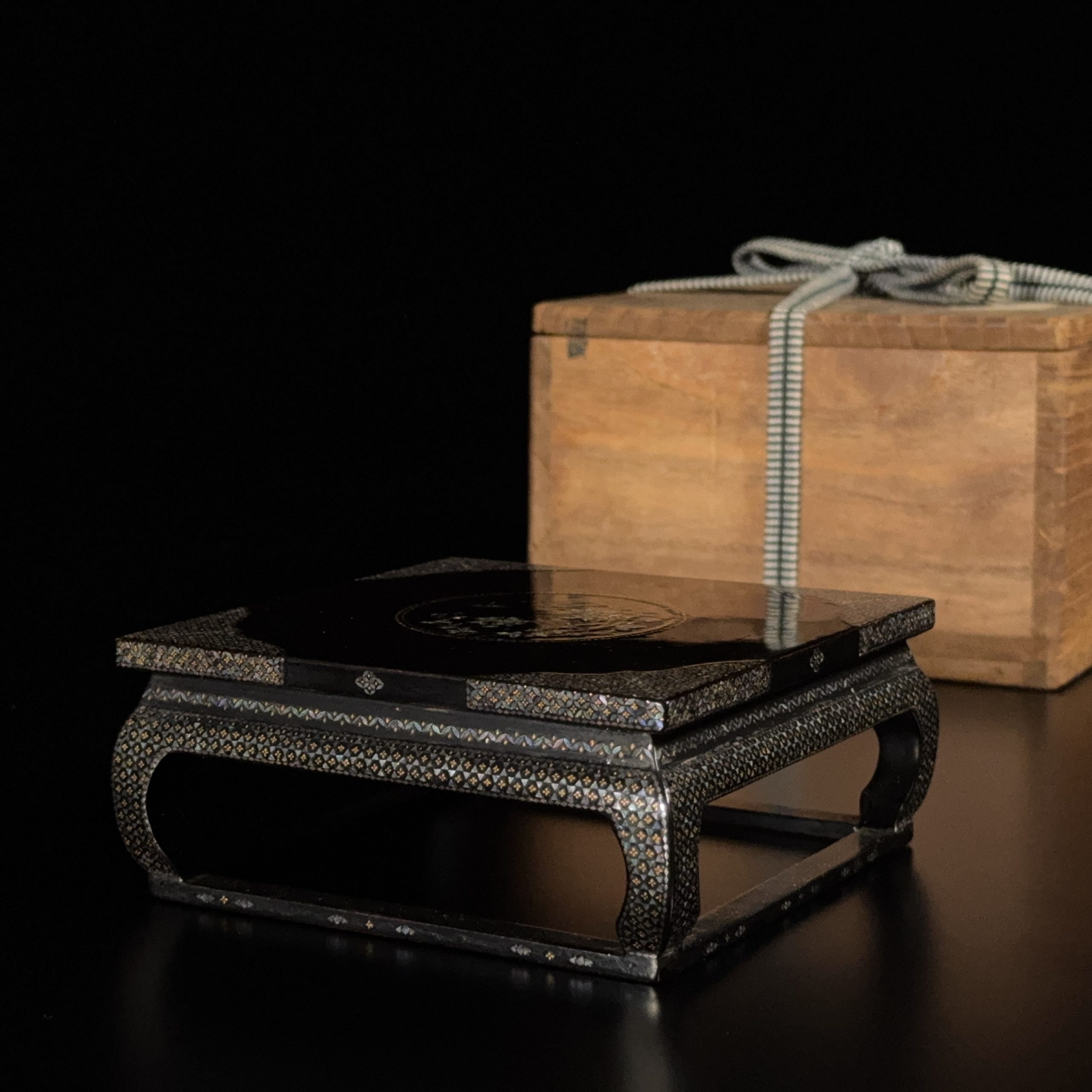 35195	清 黒漆嵌螺鈿 花紋 方台