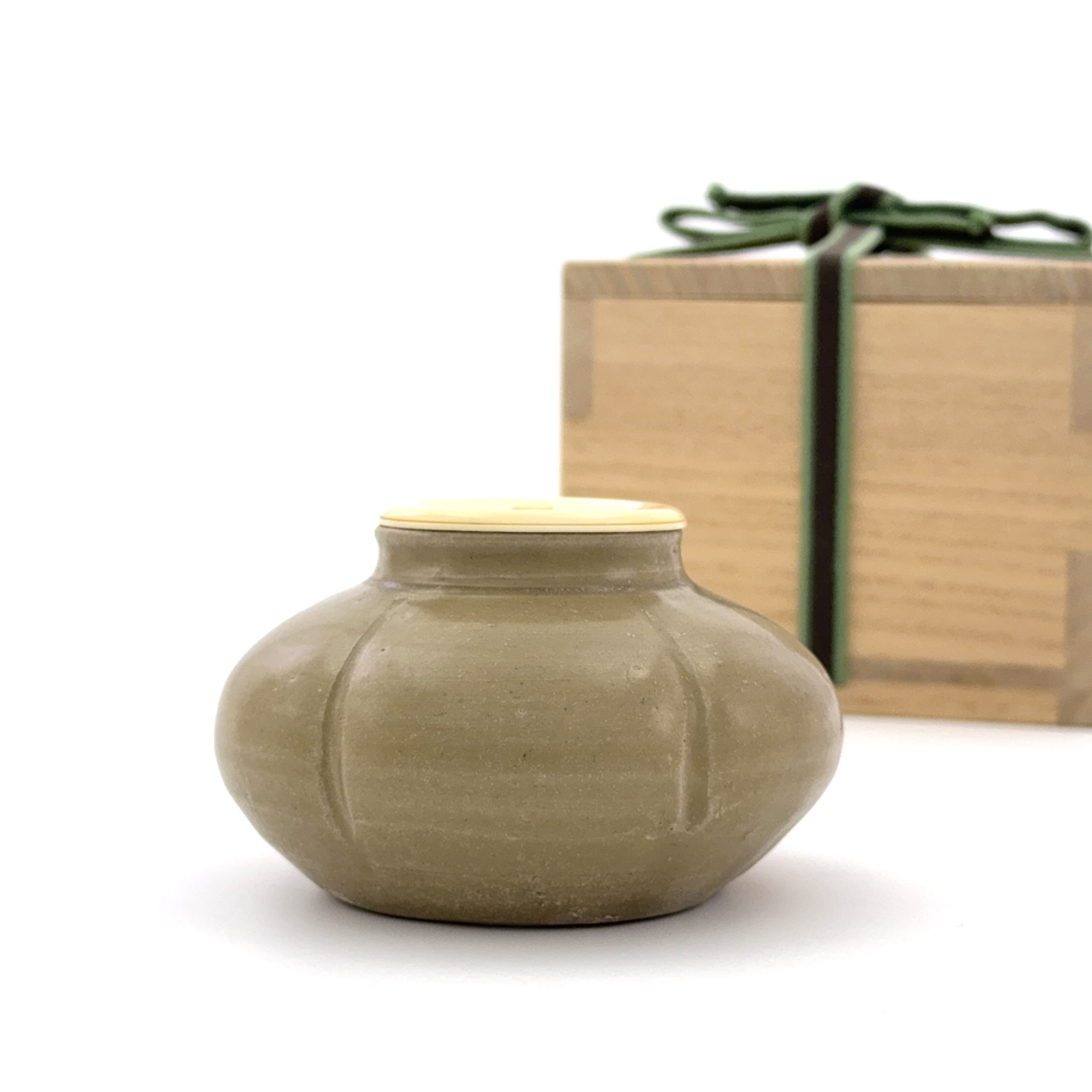 35221	五代 越州窯 瓜形 瓶