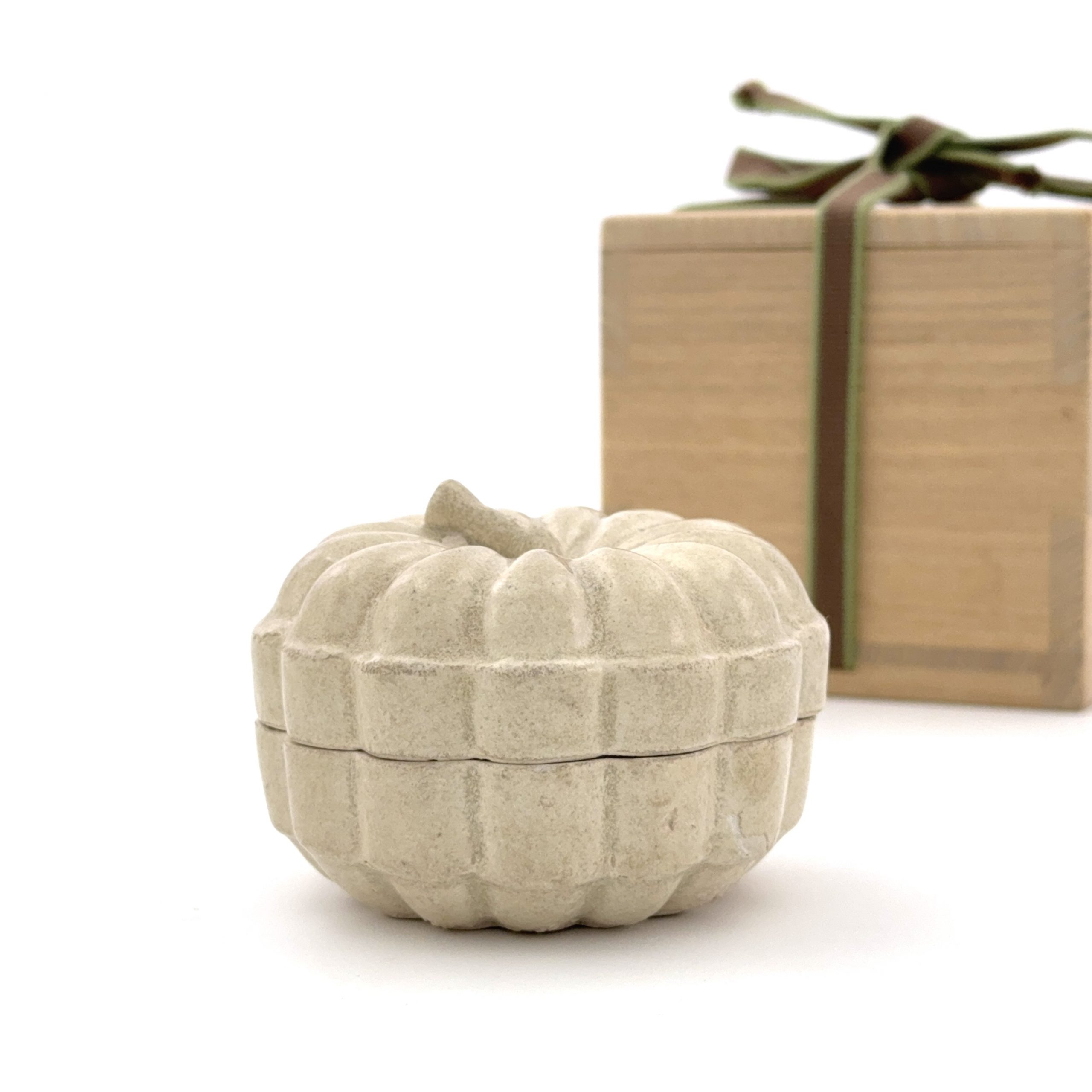 35222	南宋 青白磁 果実形盒