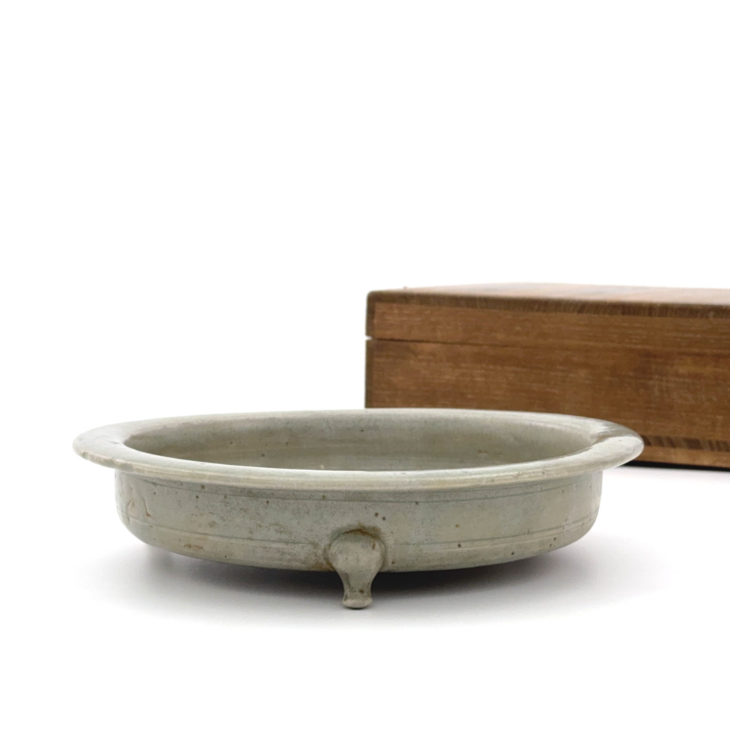 35223	宋 越州窯 刻雙魚紋 三足盤