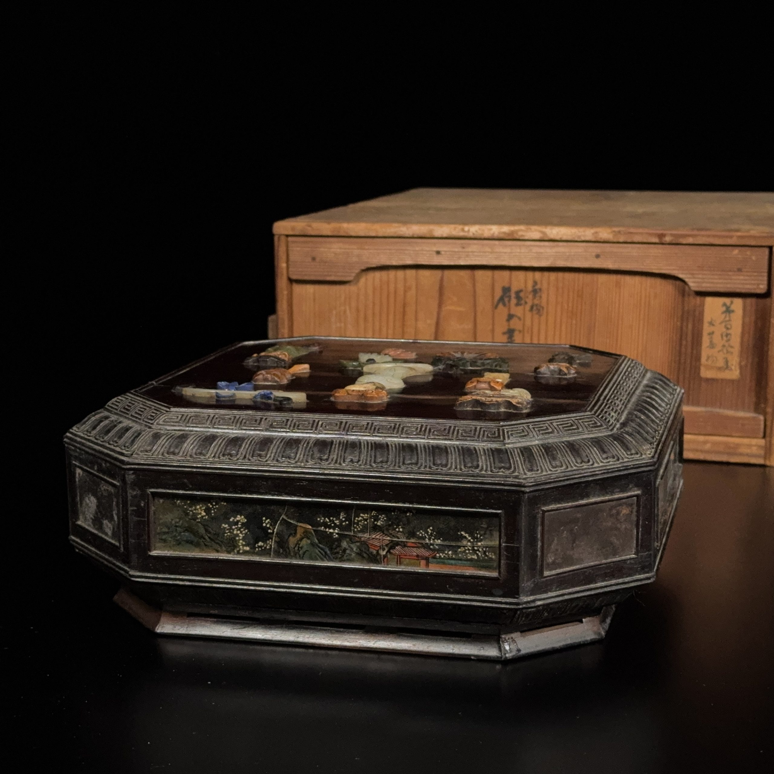 35242	木雕嵌百寶 博古紋 蓋盒