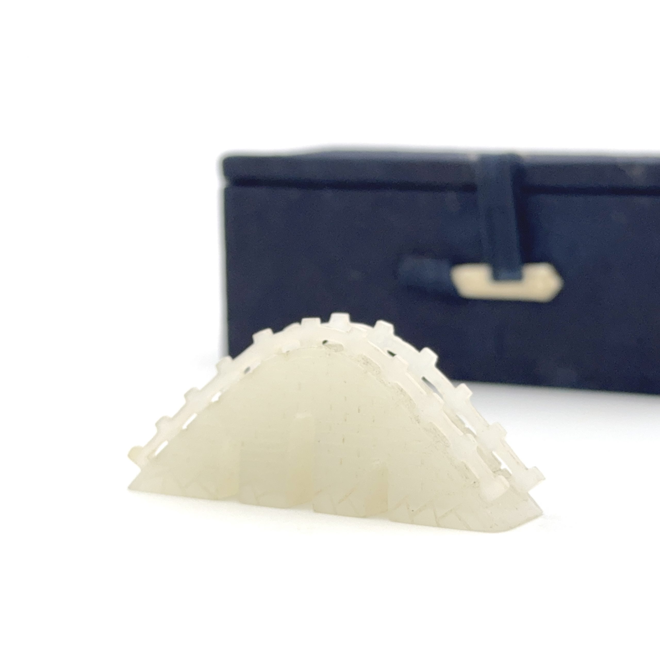 35259	清 白玉雕 橋形筆架