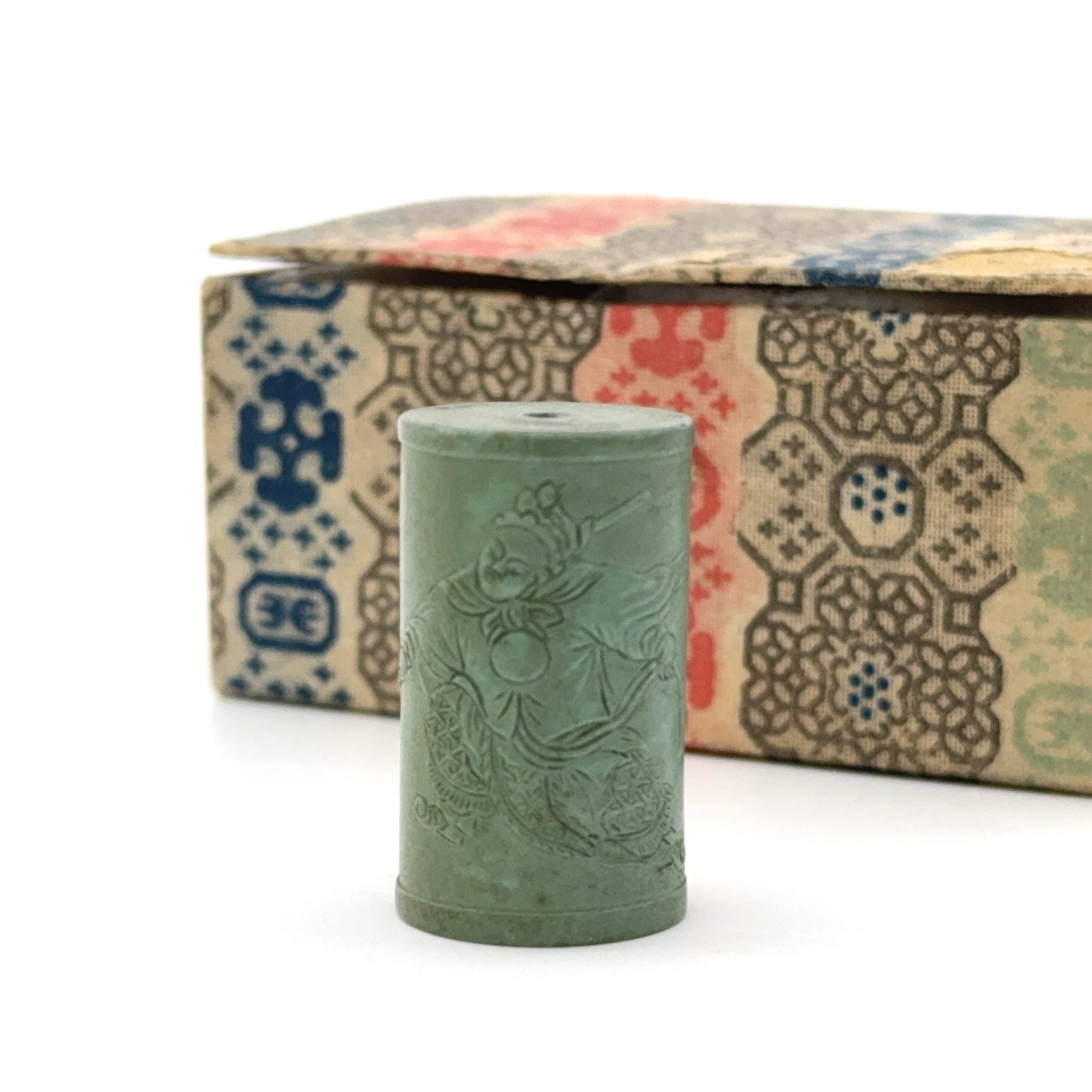 35276	「子岡」款 緑石雕 人物紋 管玉