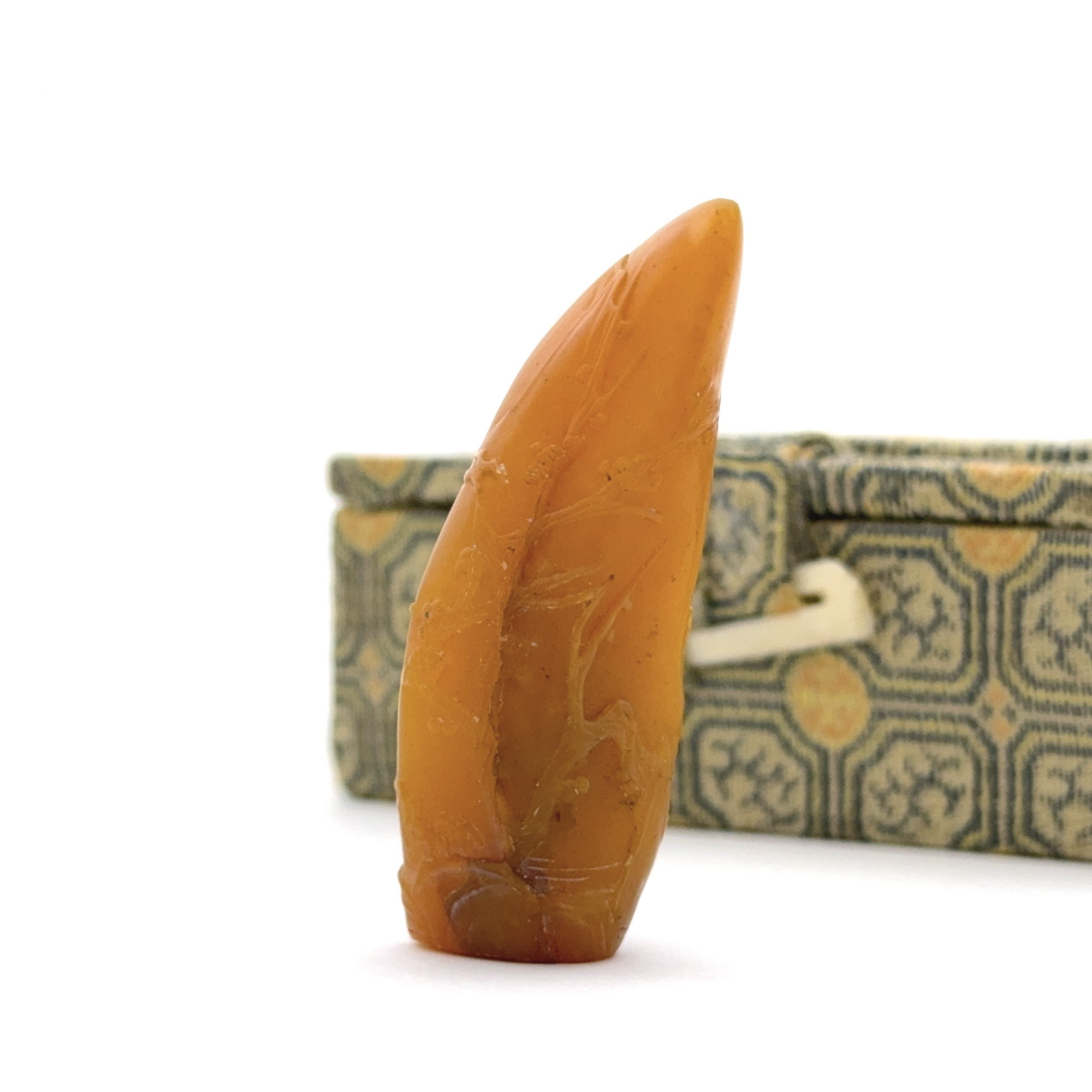 35297	田黄石雕 花紋 印章