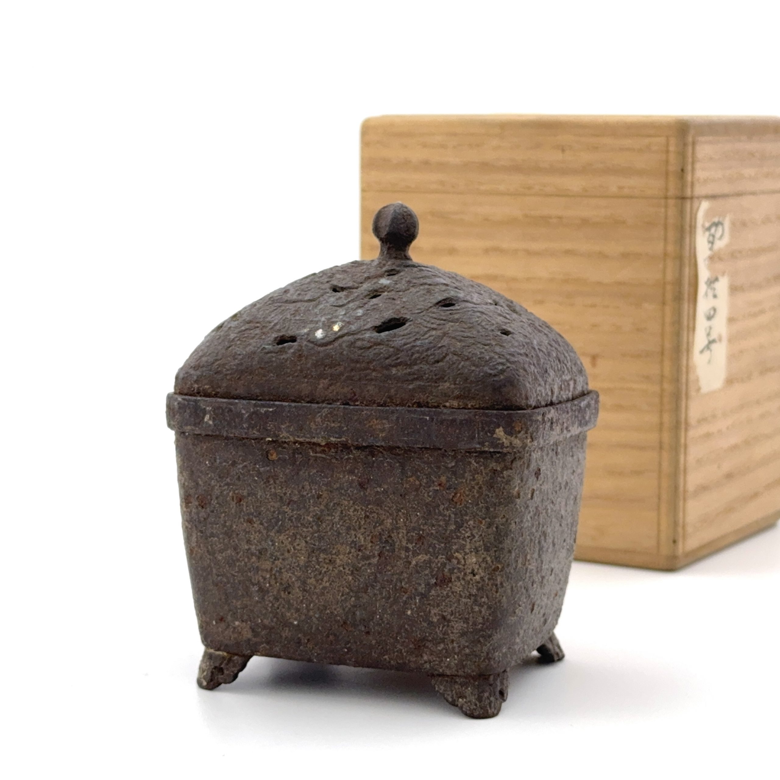 35311	鉄打出 龍紋 蓋爐