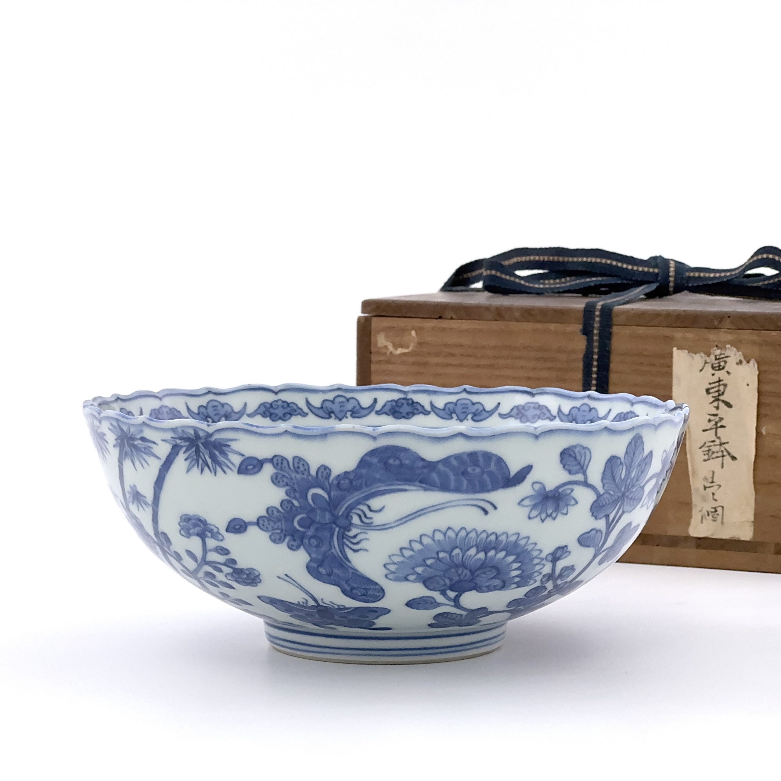 35347	清「大清乾隆年製」款 青花 花蝶図 輪花碗