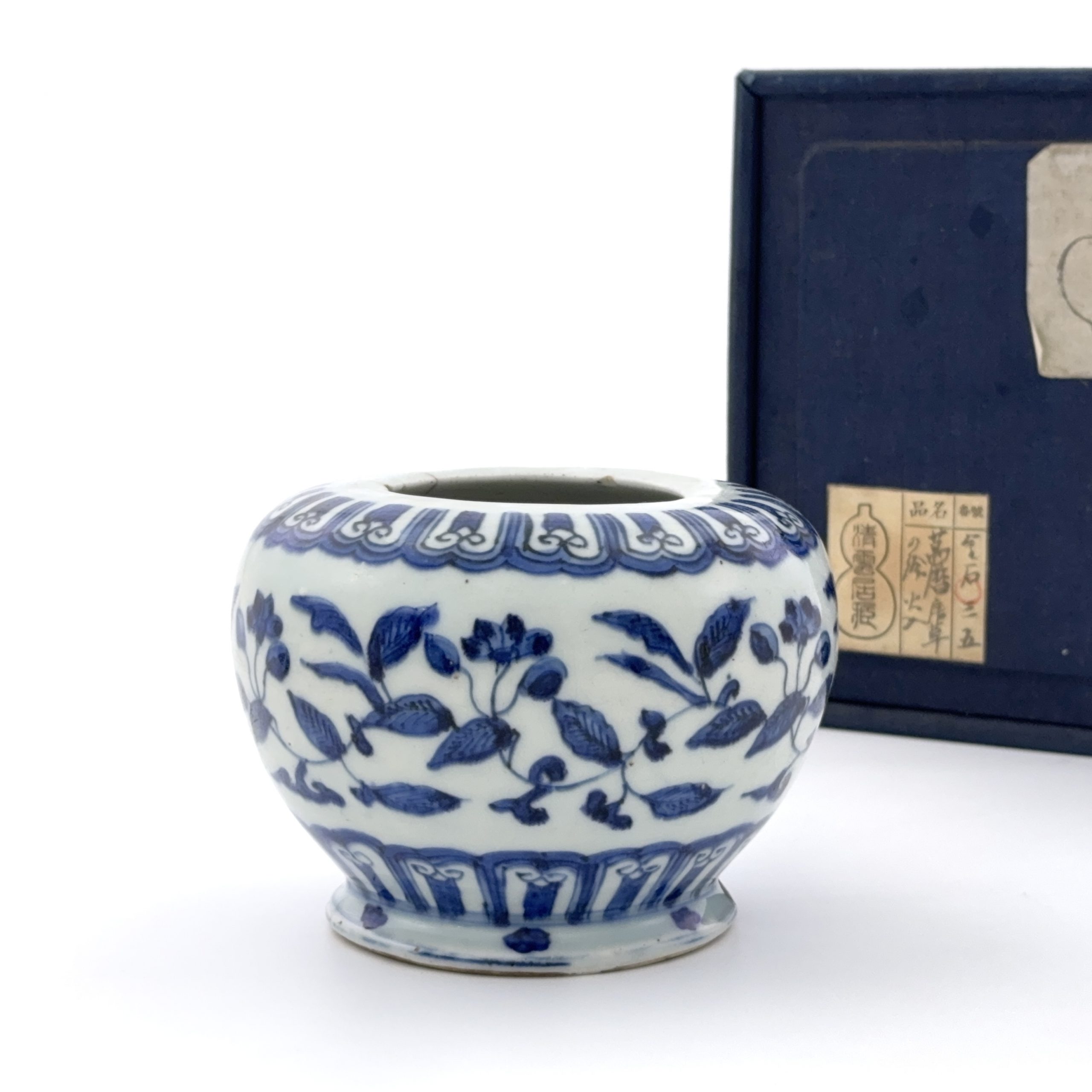 35348	明萬暦「大明萬暦年製」款 青花 花図 瓶