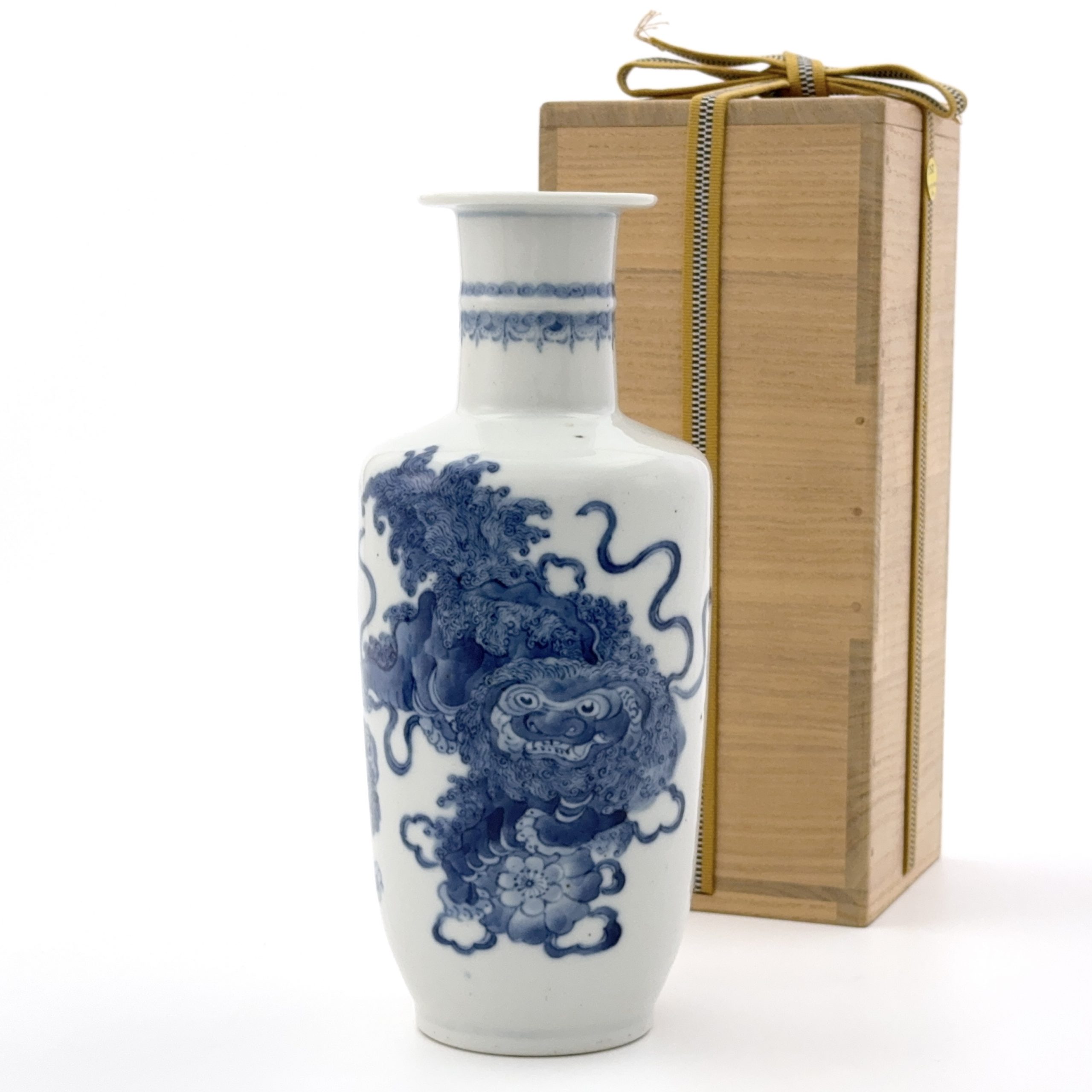 35352	清「大清康煕年製」款 青花 獅子図 瓶