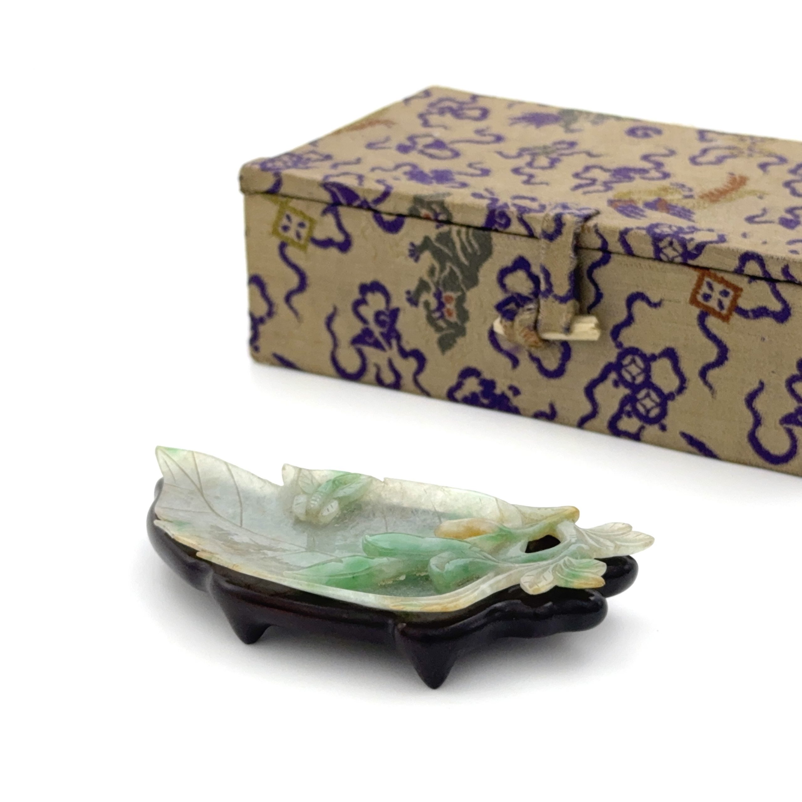 35373	清 翠玉透雕 花蝶紋 葉形 盤