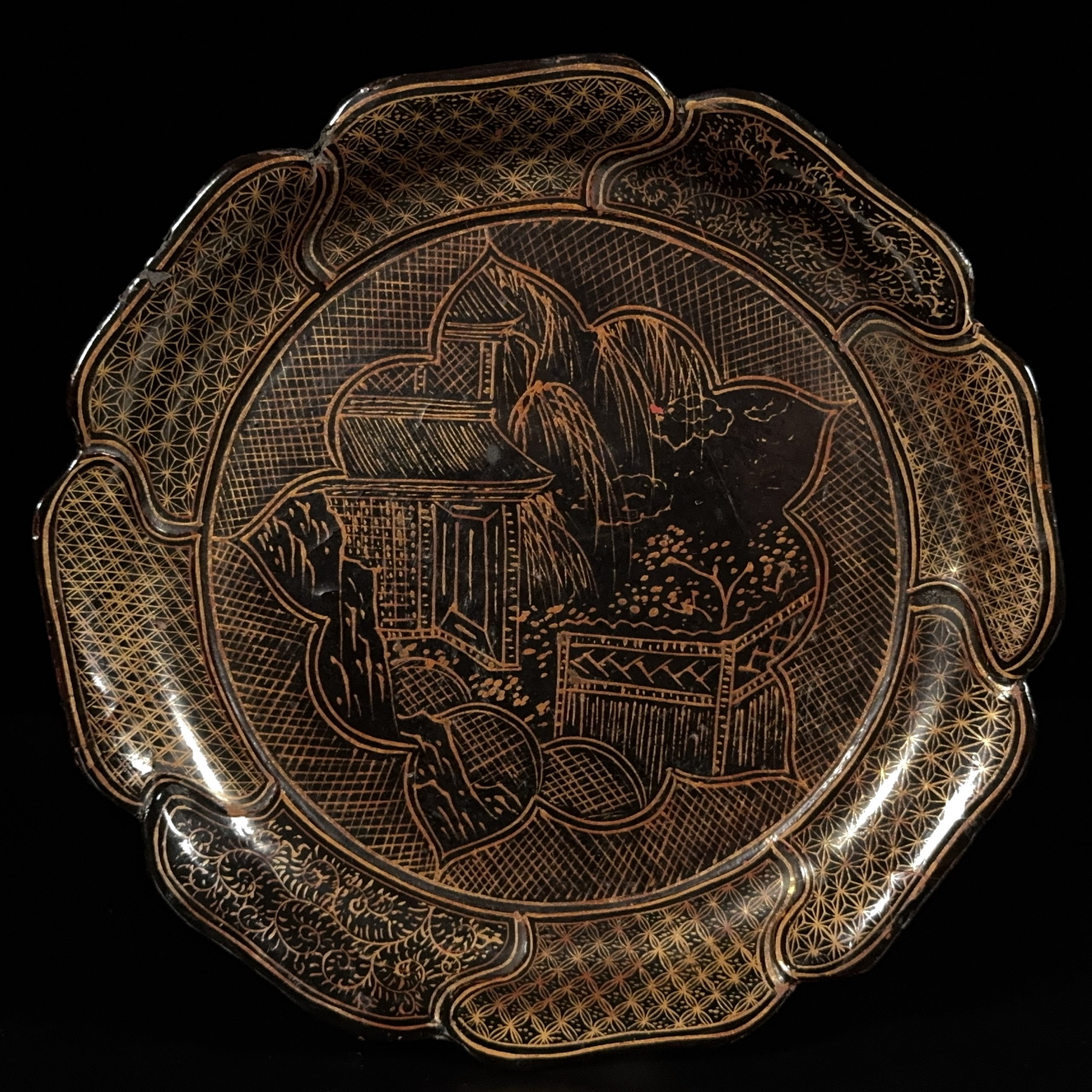 35390	明「大明嘉靖年造」款 黒漆描金 山水紋 輪花盤