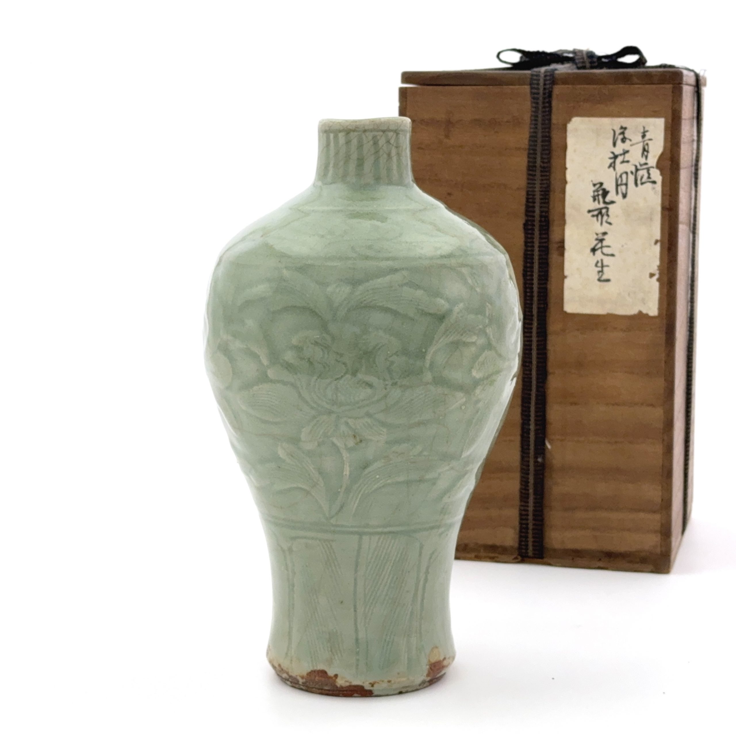 35402	明初 龍泉窯浮雕 花紋 瓶