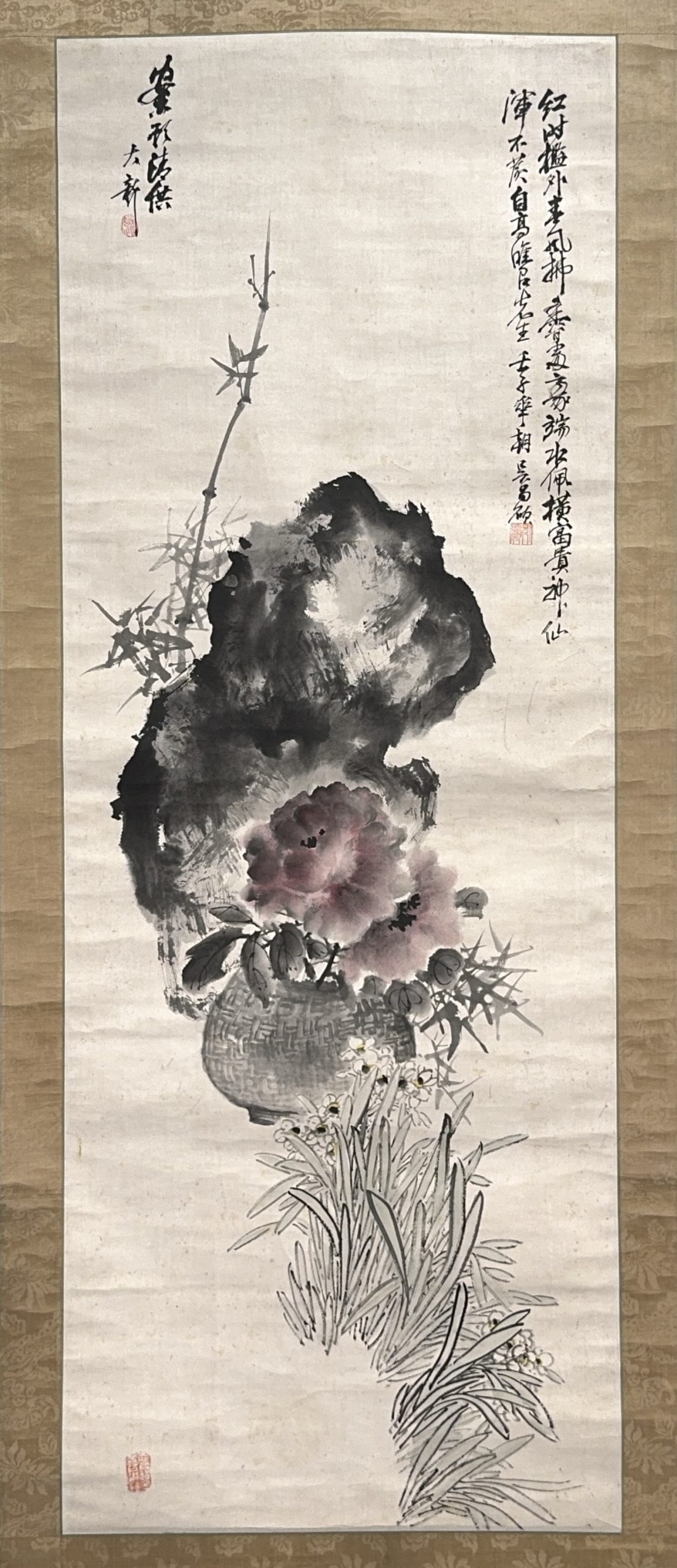 35627	「呉昌碩」画 岩花図 軸	137×51㎝
