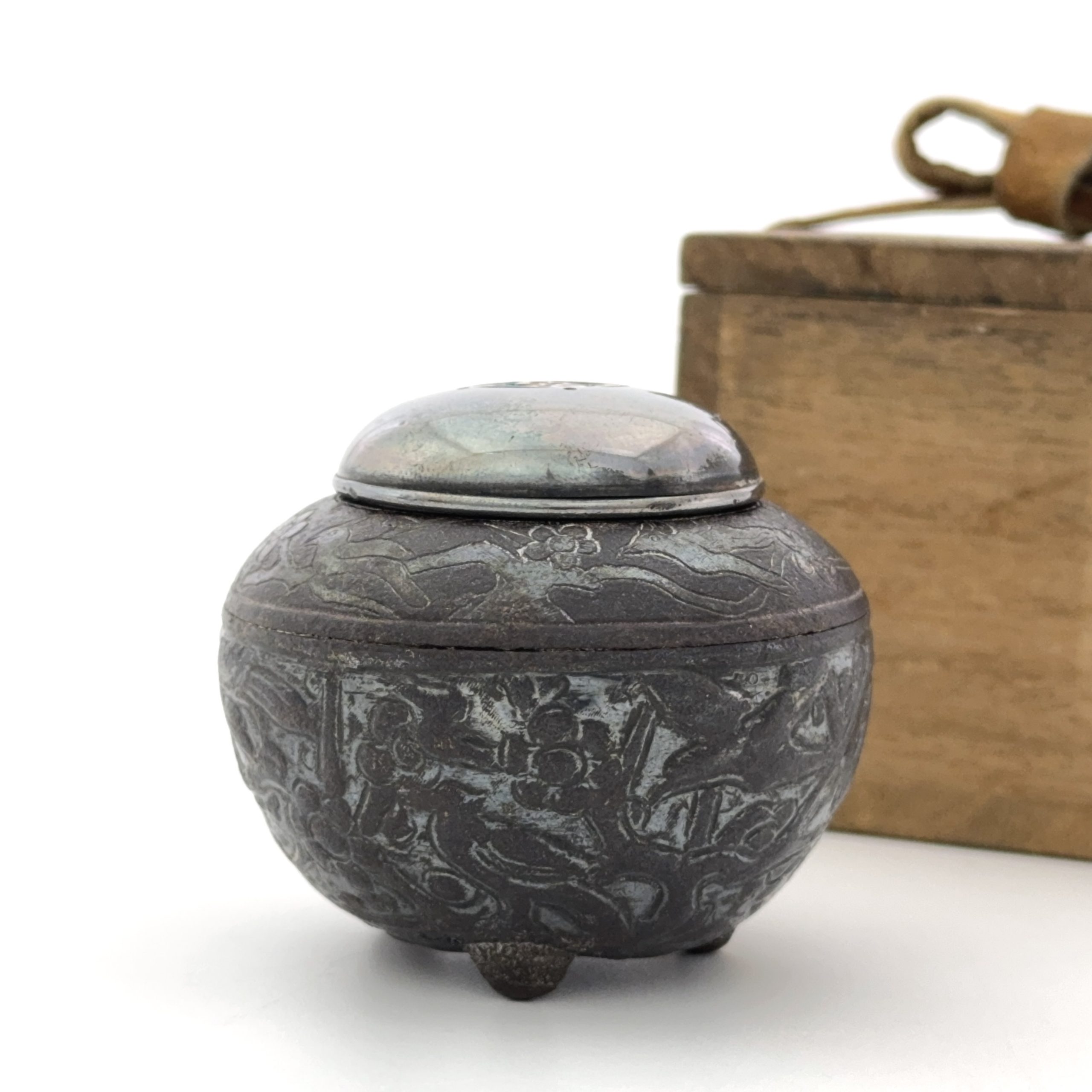 36100	鉄鎏銀 花鳥紋 三足爐