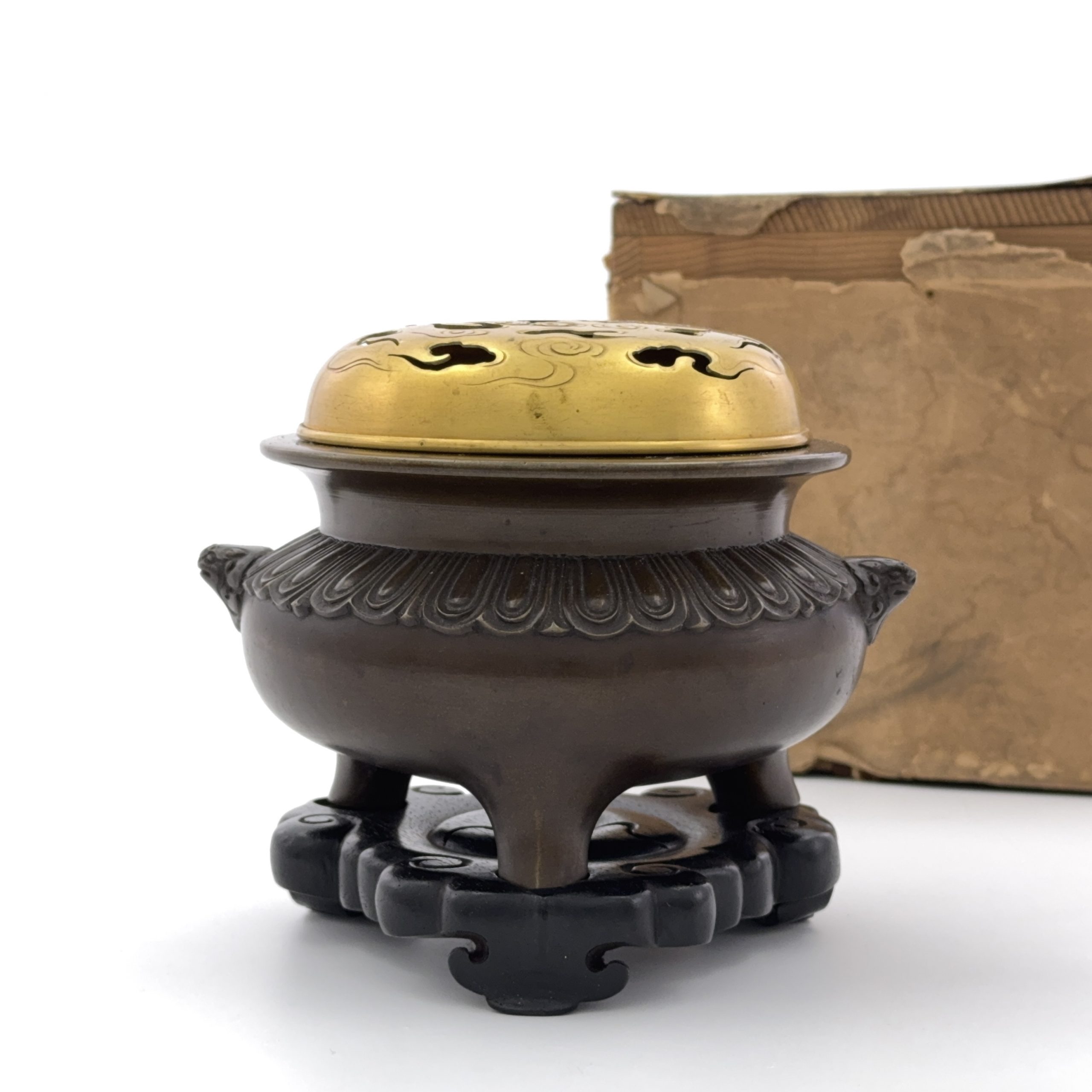 36107	十七世紀「大明宣徳年製」款 銅 獅子耳爐