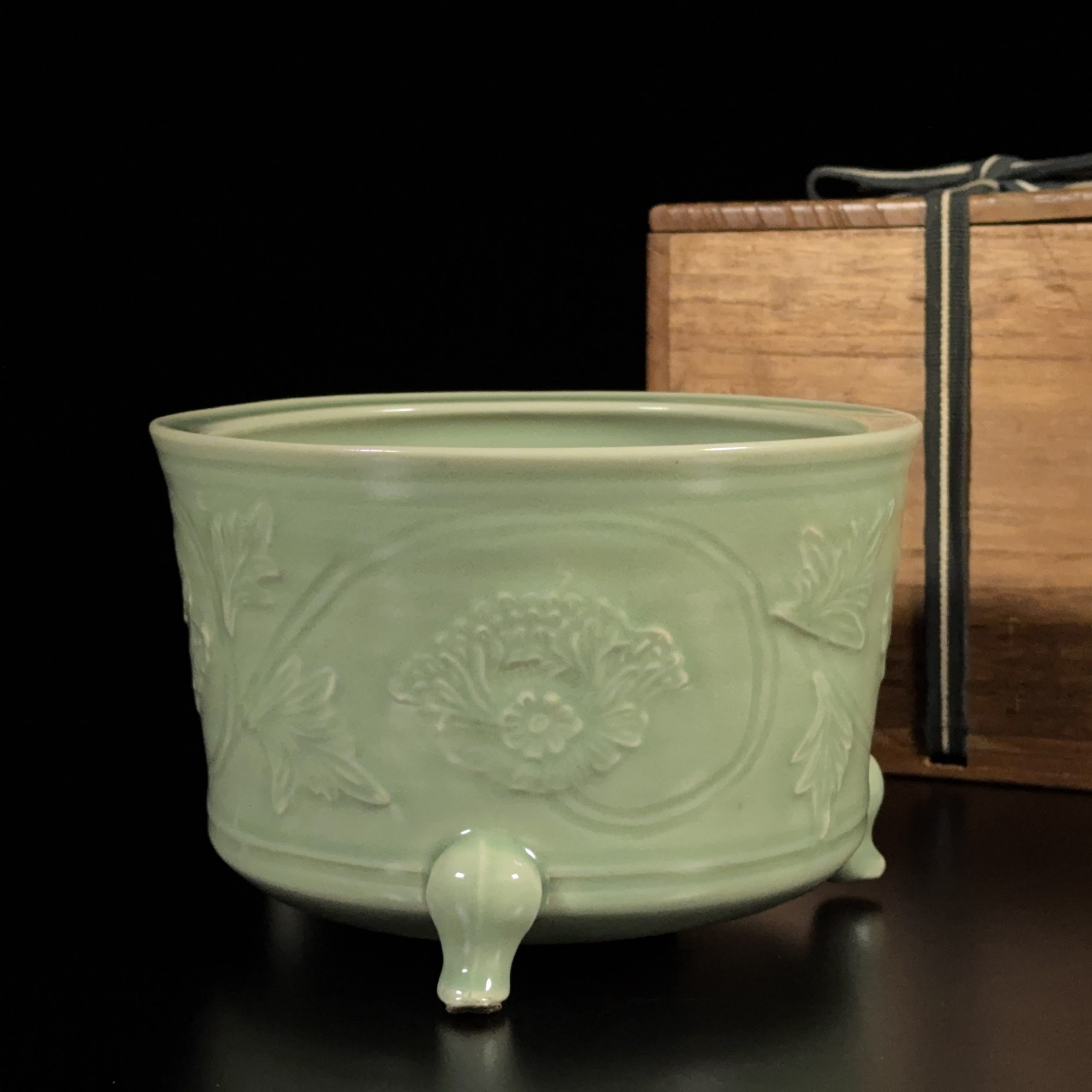 36011	元 龍泉窯浮雕 牡丹紋 三足大香爐	　