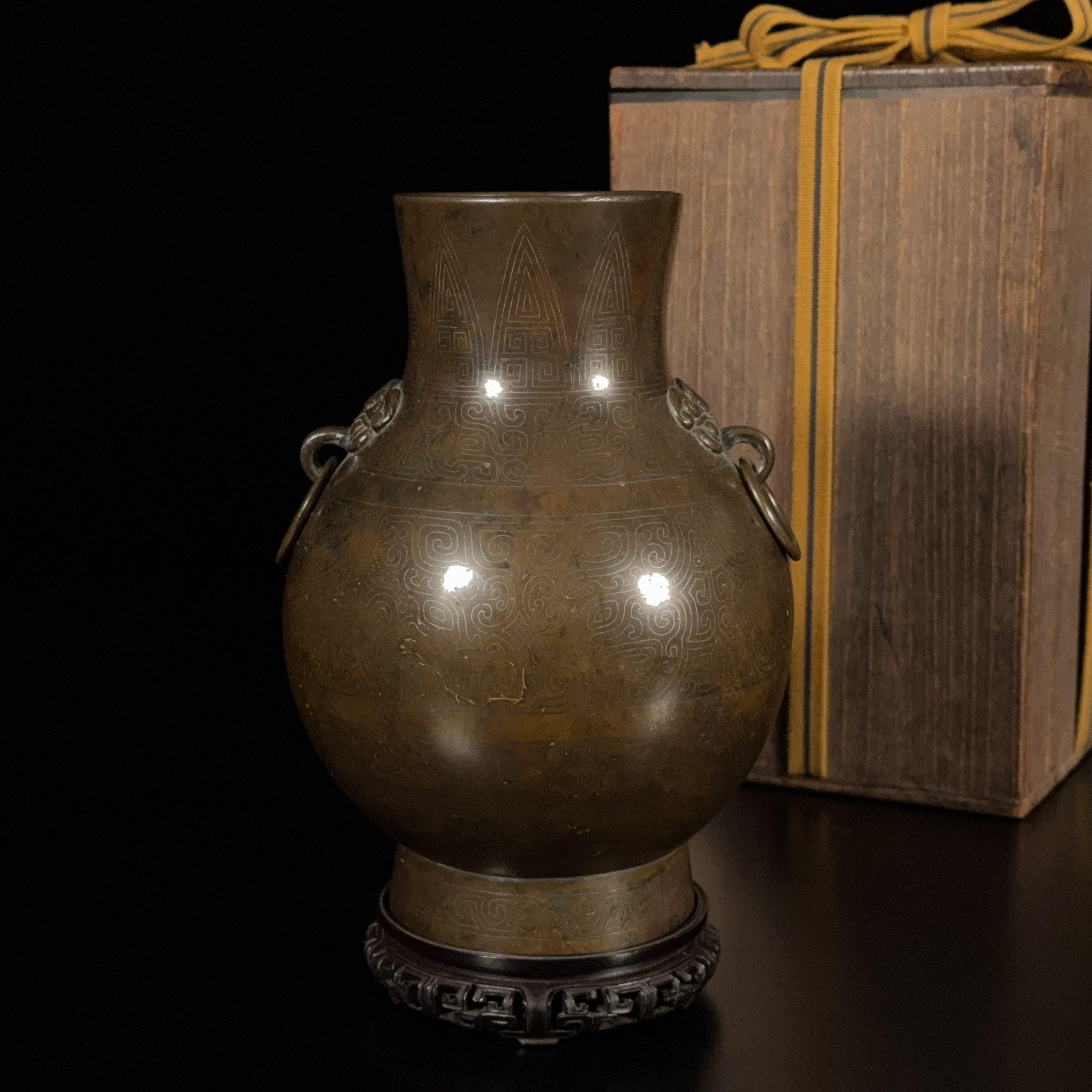 36115	明末「大明宣徳年製」款 銅錯銀 饕餮紋 獣耳瓶