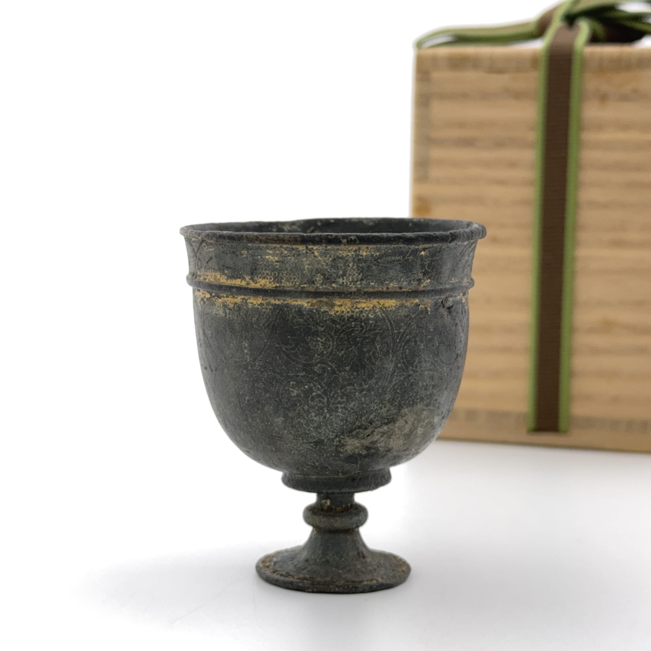 36122	唐 青銅鎏金 刻花紋 足附杯