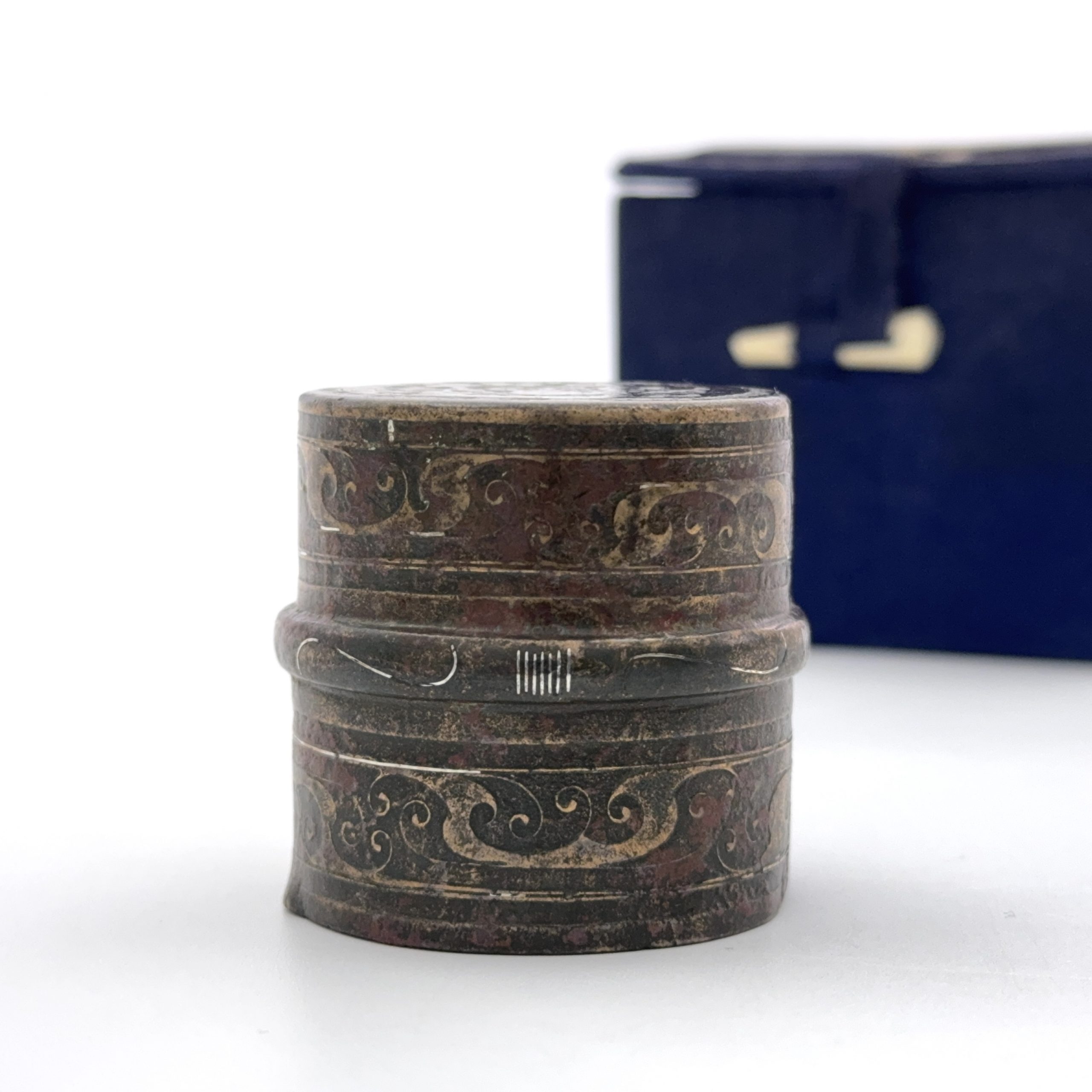 36127	漢 青銅錯銀 文字紋 金具