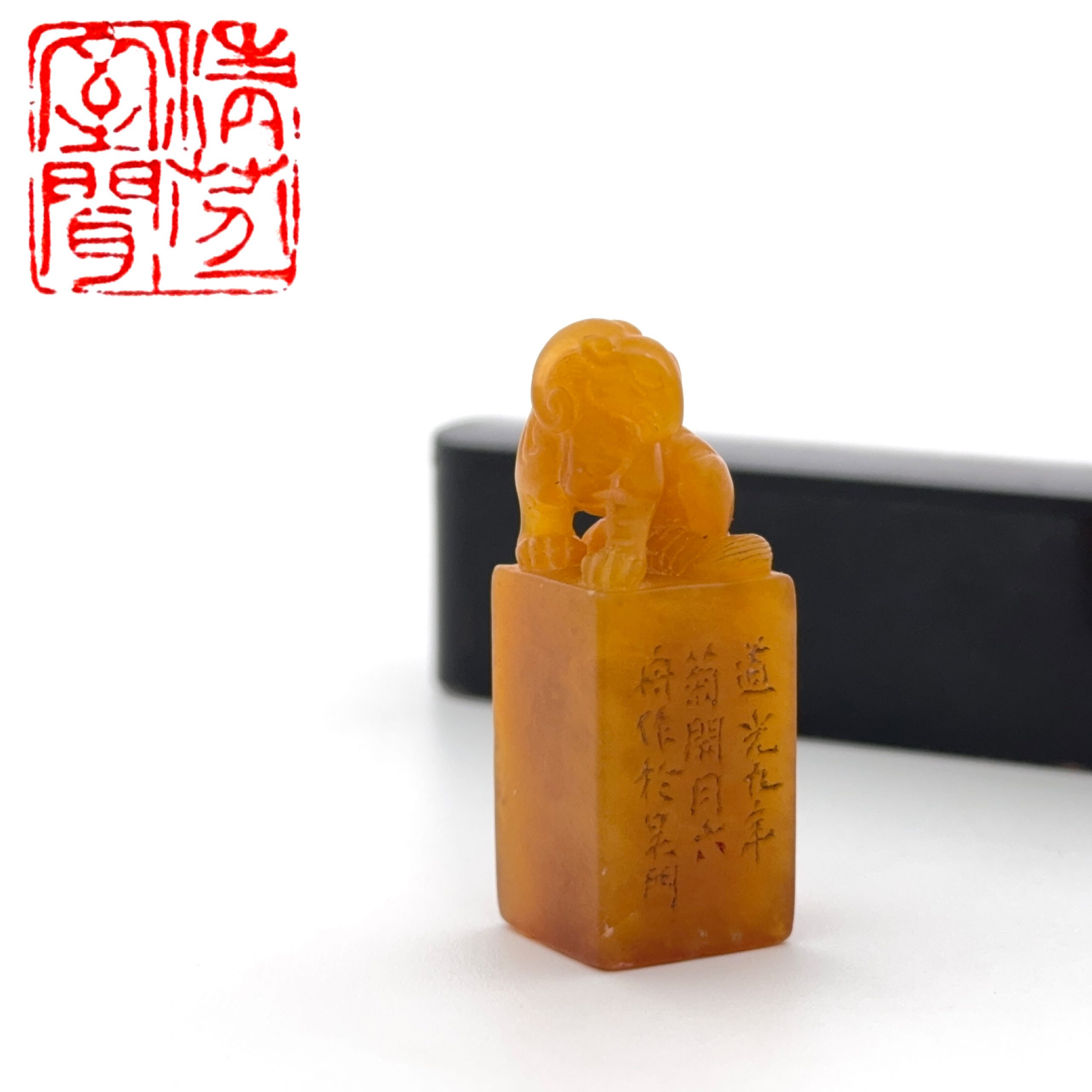 36019	清「道光九年～六舟作～」款 田黄石雕 神獣鈕印章 22.9g　