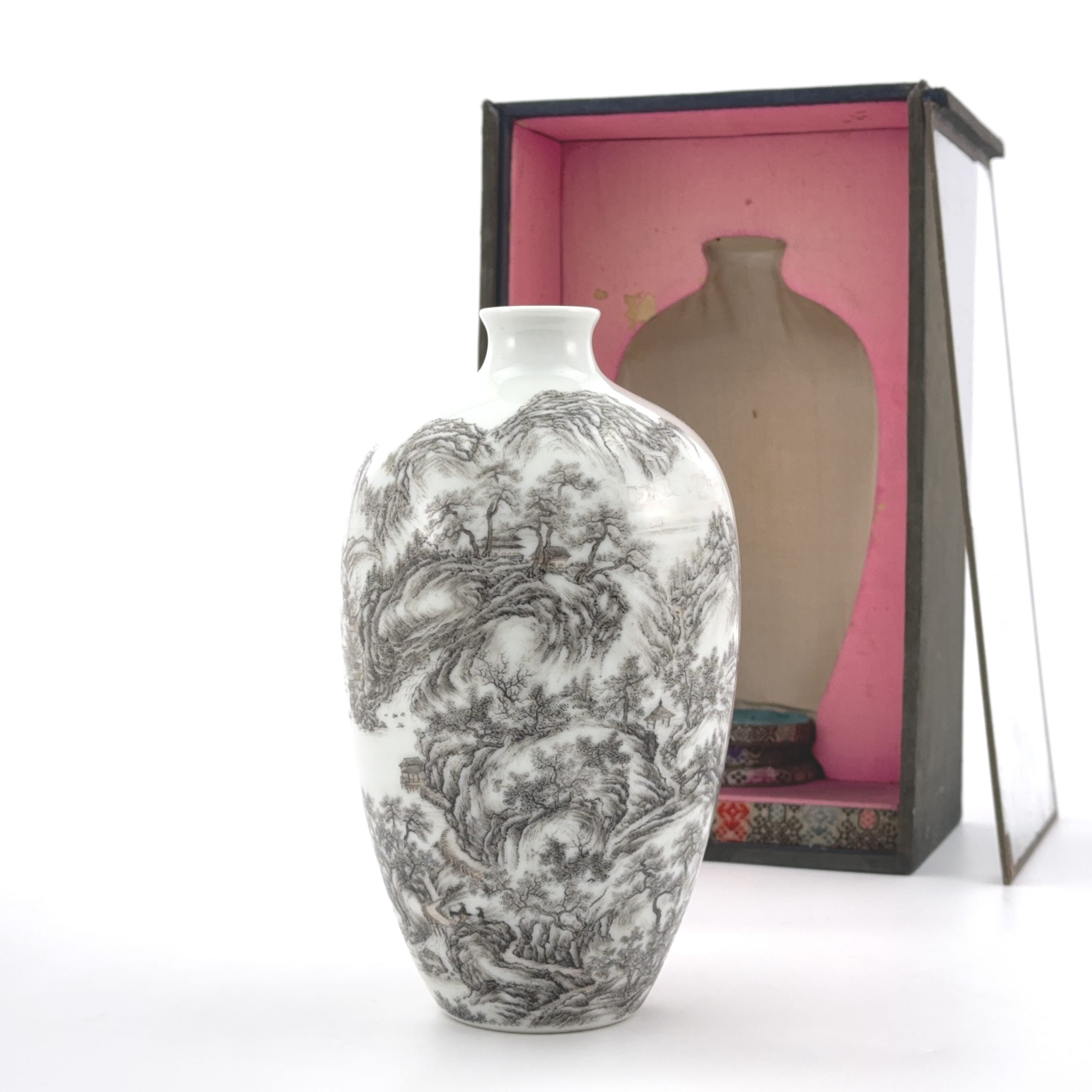 36002	清「乾隆年製」款 白磁墨彩 山水詩文紋 瓶