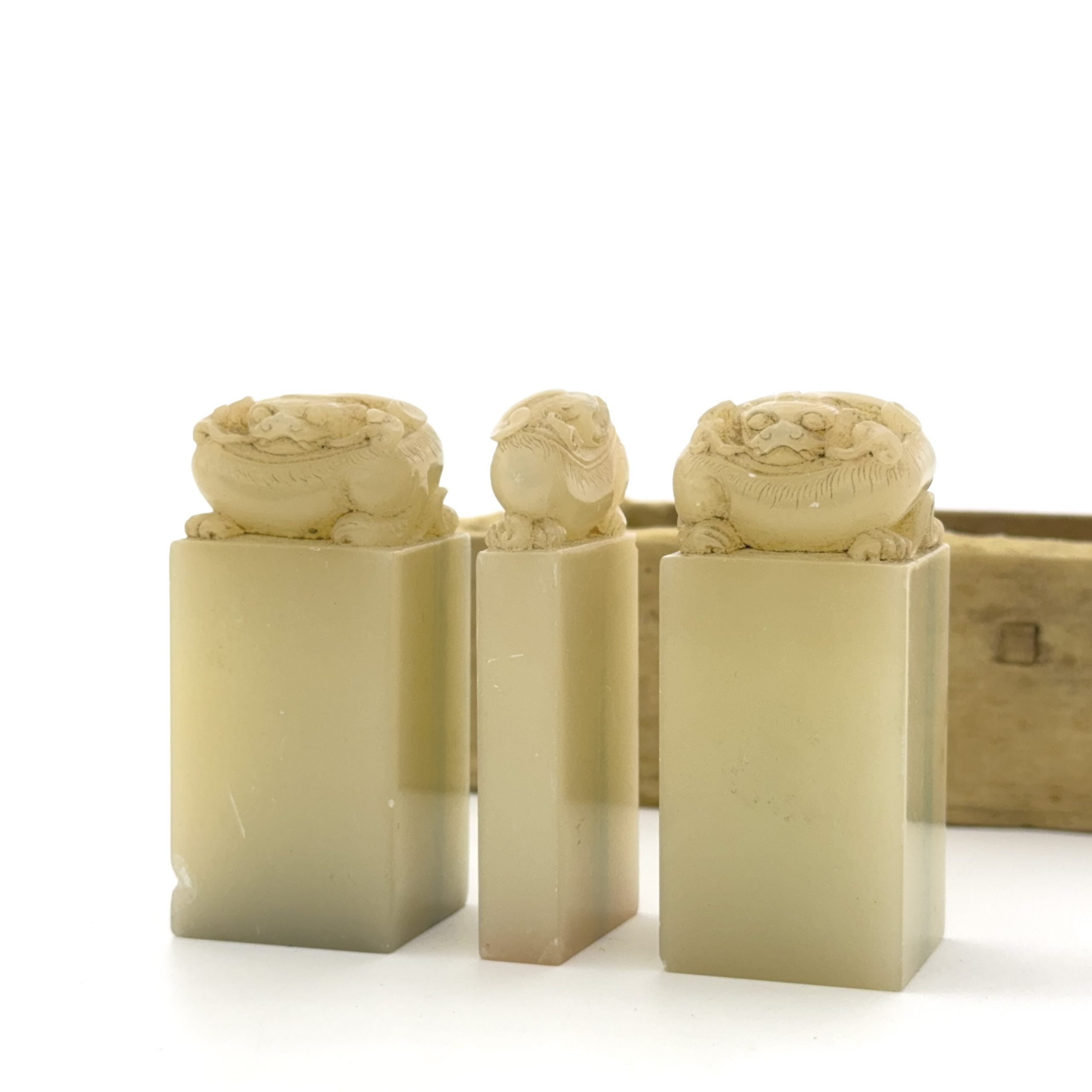 36217	清 寿山石雕 龍鈕 印材 計3件