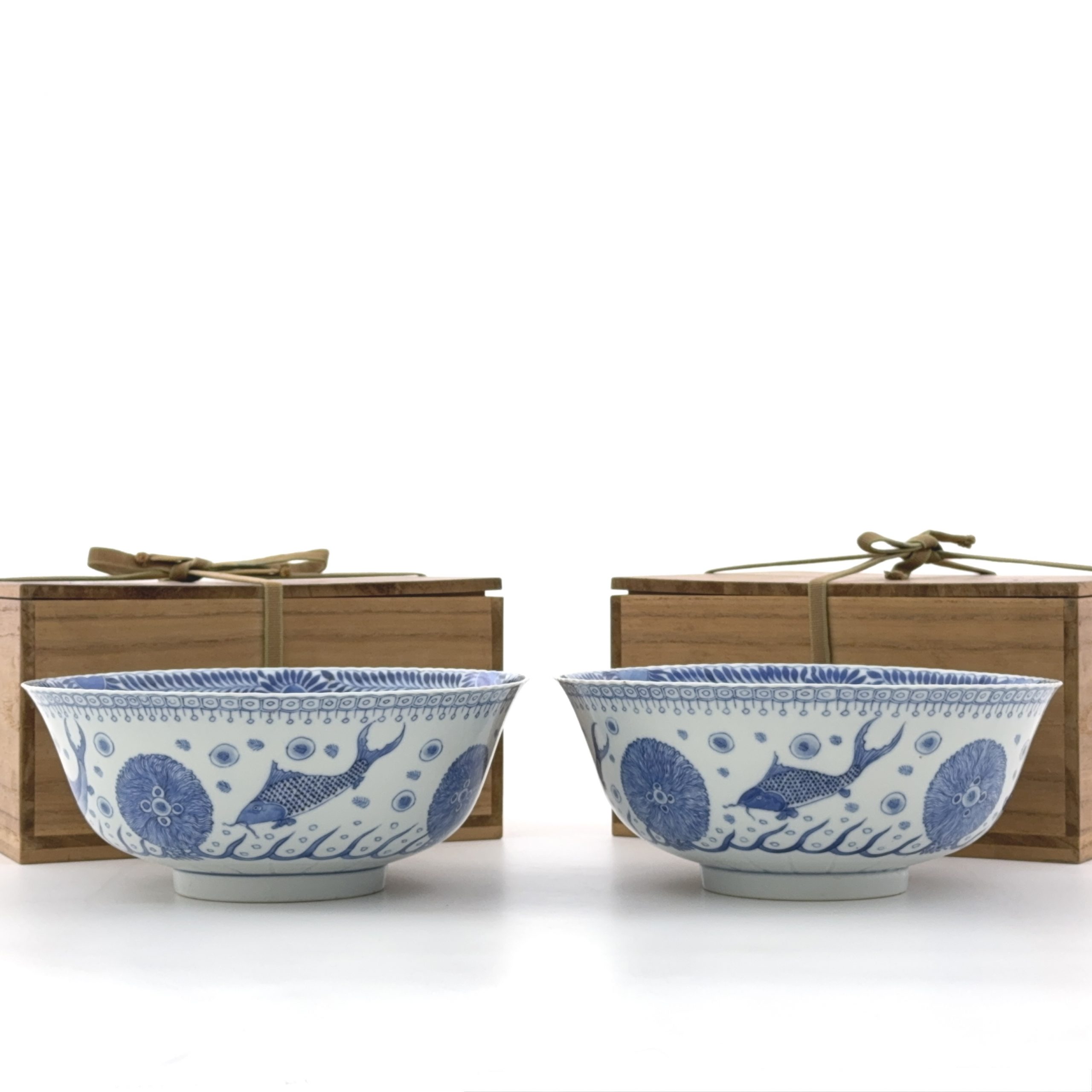 36022	清「康煕年製」款 青花 花魚図 輪花碗 一対	　